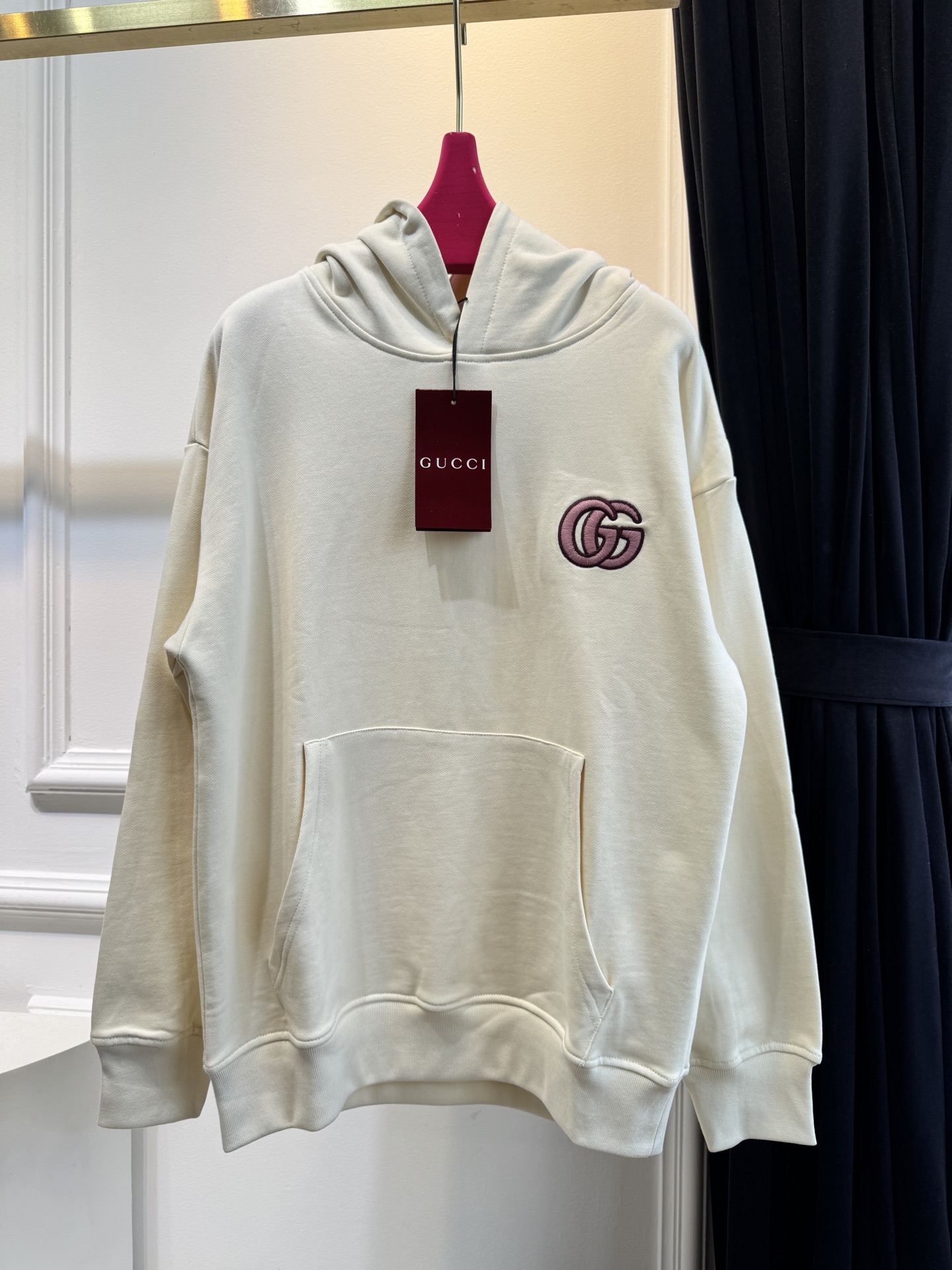 GUCC*连帽卫衣采用优质的棉质面料 。棉质面料具有极佳的亲肤性，柔软舒适，透气性良好，穿着时能让皮肤自