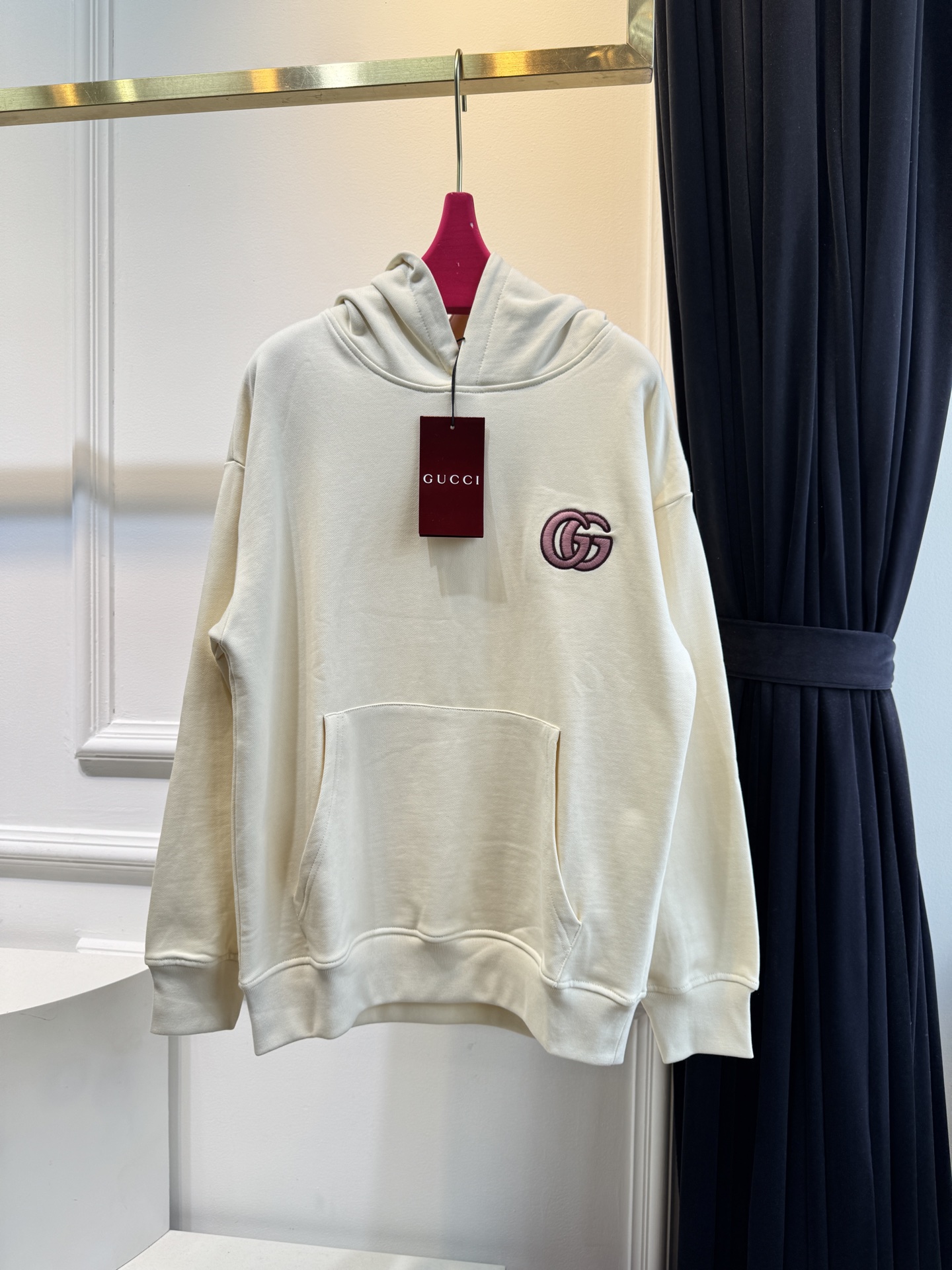 GUCC*连帽卫衣采用优质的棉质面料 。棉质面料具有极佳的亲肤性，柔软舒适，透气性良好，穿着时能让皮肤自