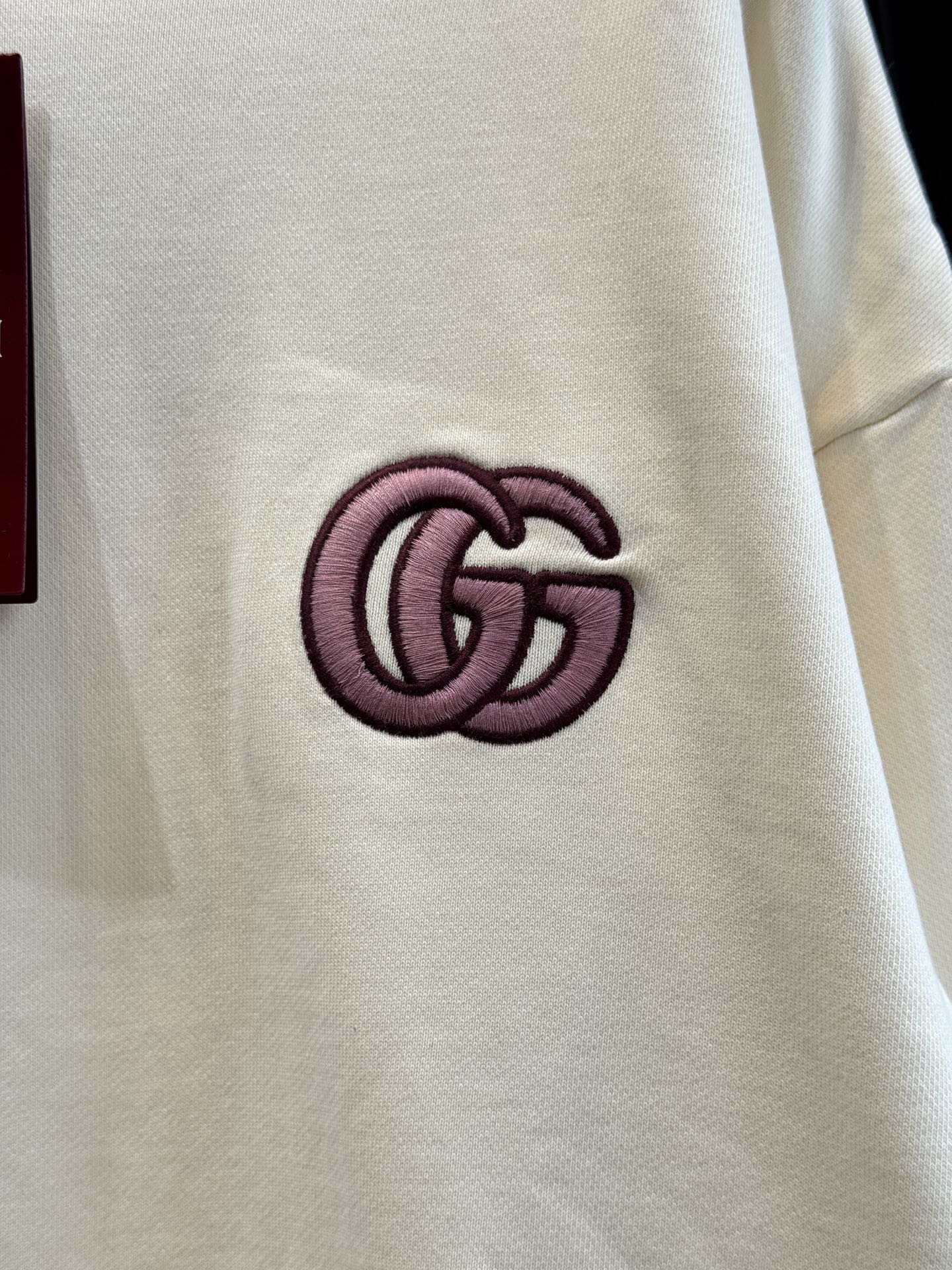 GUCC*连帽卫衣采用优质的棉质面料 。棉质面料具有极佳的亲肤性，柔软舒适，透气性良好，穿着时能让皮肤自