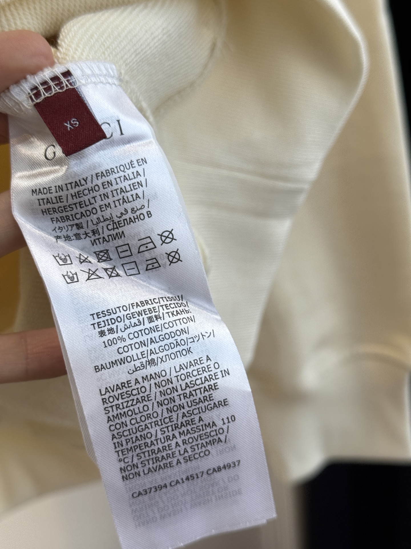 GUCC*连帽卫衣采用优质的棉质面料 。棉质面料具有极佳的亲肤性，柔软舒适，透气性良好，穿着时能让皮肤自