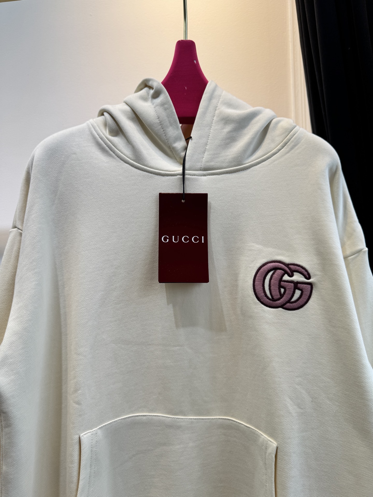 GUCC*连帽卫衣采用优质的棉质面料 。棉质面料具有极佳的亲肤性，柔软舒适，透气性良好，穿着时能让皮肤自