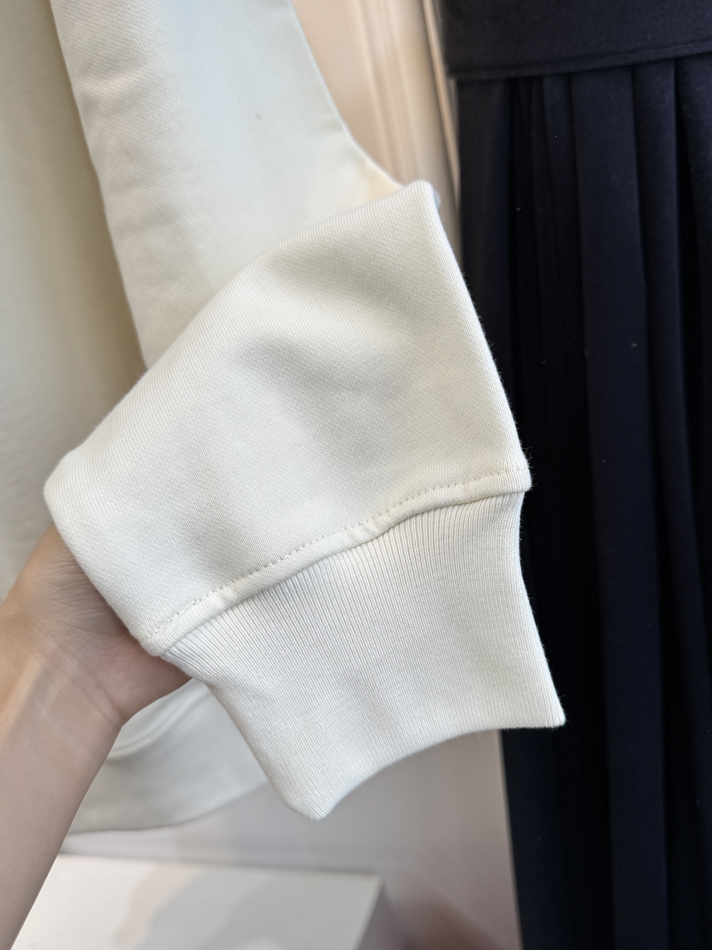 GUCC*连帽卫衣采用优质的棉质面料 。棉质面料具有极佳的亲肤性，柔软舒适，透气性良好，穿着时能让皮肤自