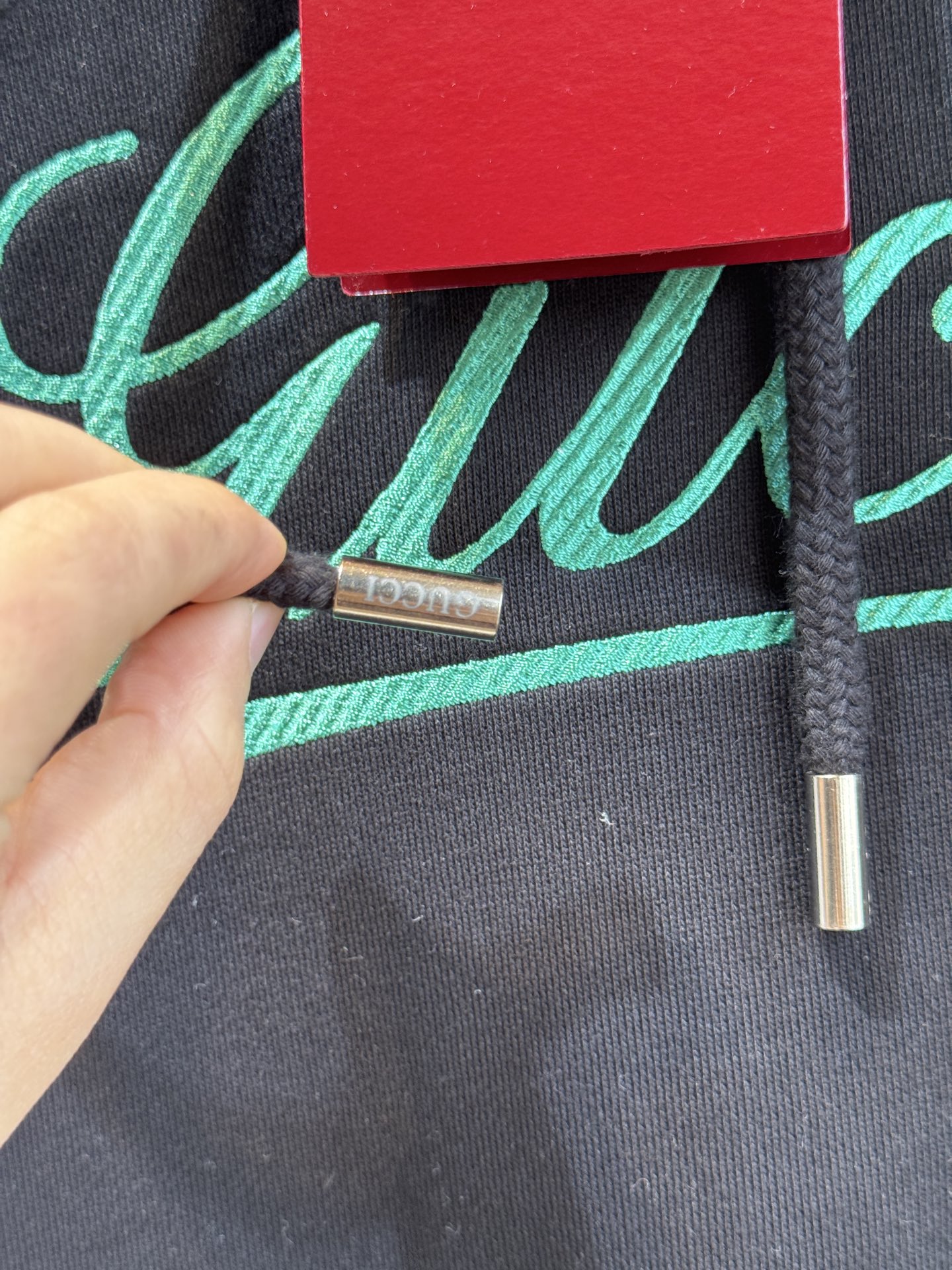 GUCC*连帽卫衣采用优质的棉质面料 。棉质面料具有极佳的亲肤性，柔软舒适，透气性良好，穿着时能让皮肤自