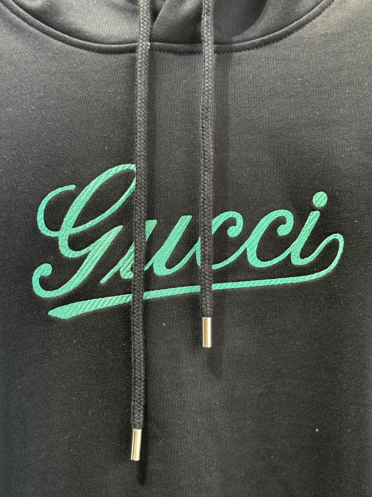 GUCC*连帽卫衣采用优质的棉质面料 。棉质面料具有极佳的亲肤性，柔软舒适，透气性良好，穿着时能让皮肤自