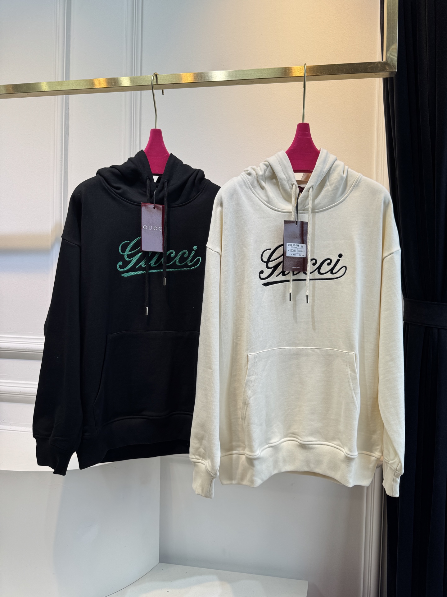 GUCC*连帽卫衣采用优质的棉质面料 。棉质面料具有极佳的亲肤性，柔软舒适，透气性良好，穿着时能让皮肤自