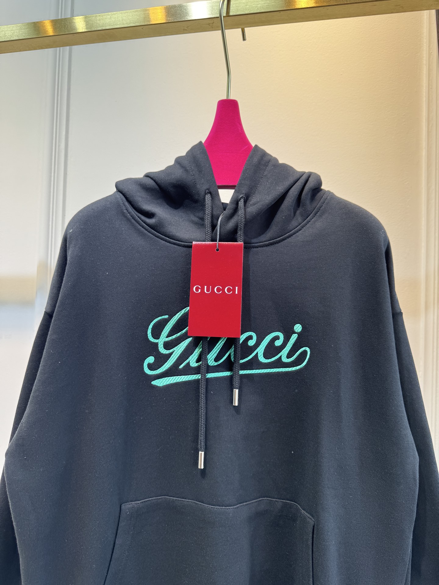 GUCC*连帽卫衣采用优质的棉质面料 。棉质面料具有极佳的亲肤性，柔软舒适，透气性良好，穿着时能让皮肤自