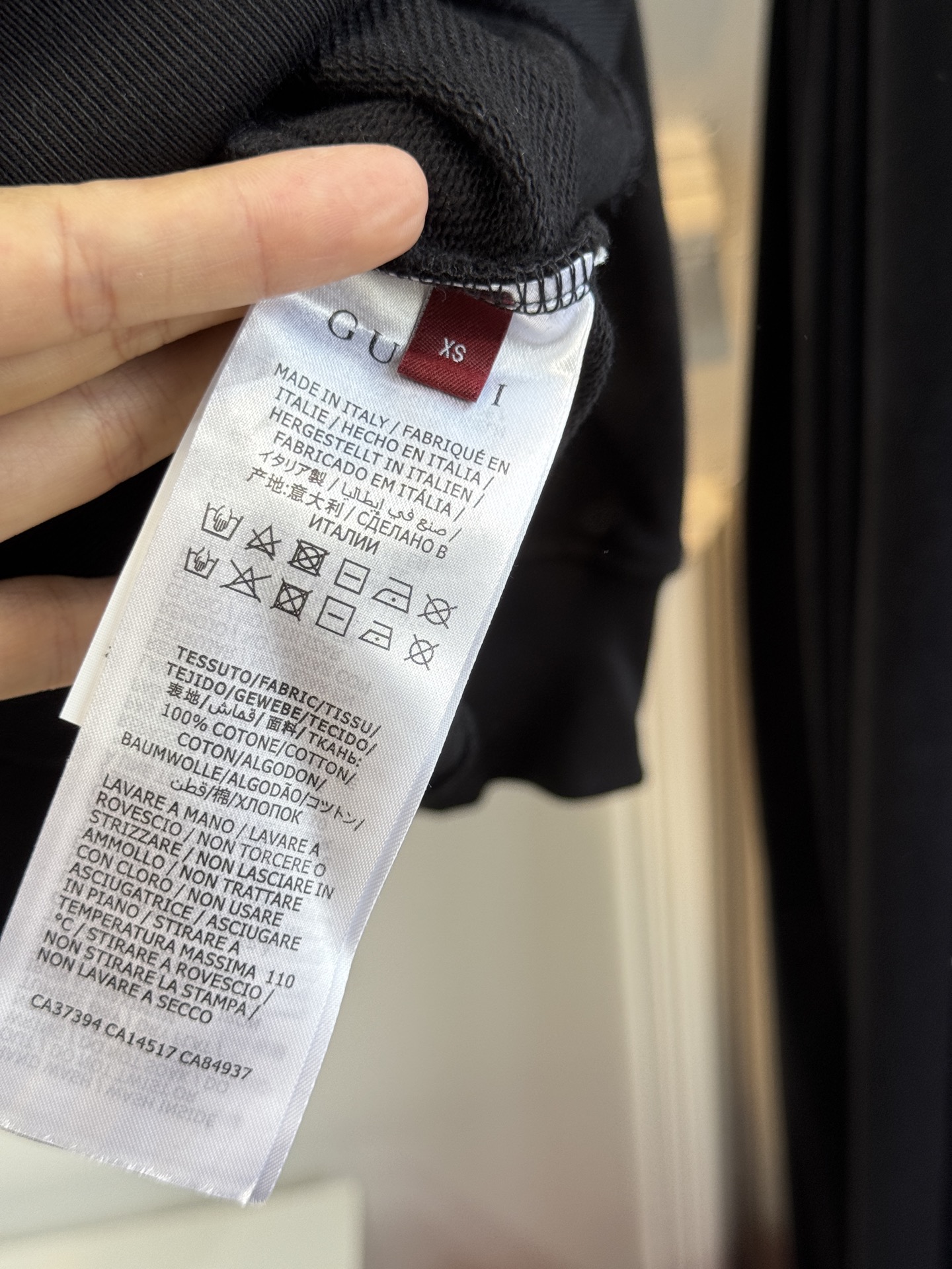 GUCC*连帽卫衣采用优质的棉质面料 。棉质面料具有极佳的亲肤性，柔软舒适，透气性良好，穿着时能让皮肤自