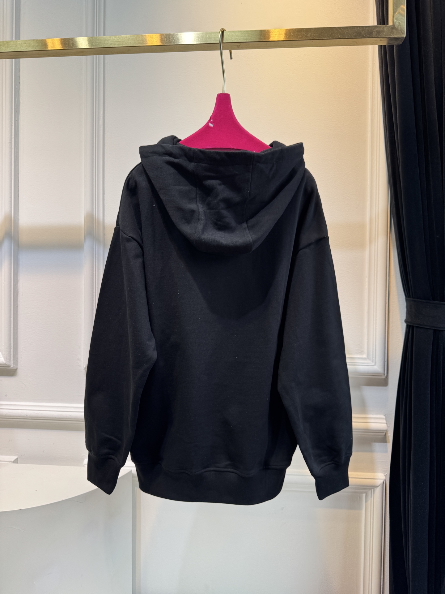 GUCC*连帽卫衣采用优质的棉质面料 。棉质面料具有极佳的亲肤性，柔软舒适，透气性良好，穿着时能让皮肤自