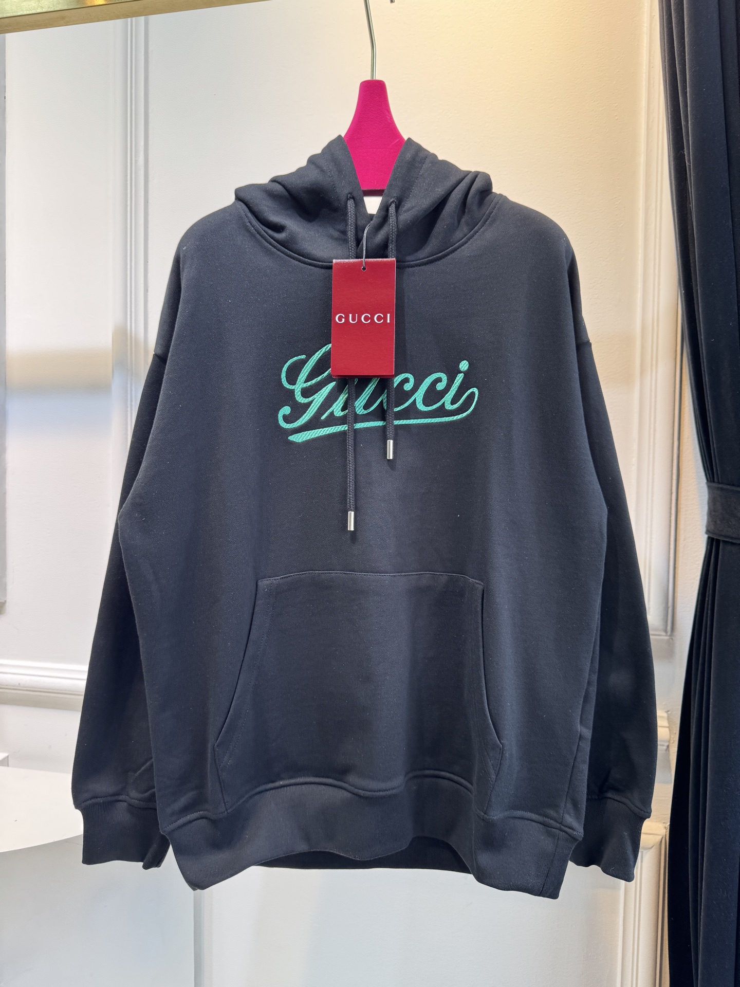 GUCC*连帽卫衣采用优质的棉质面料 。棉质面料具有极佳的亲肤性，柔软舒适，透气性良好，穿着时能让皮肤自