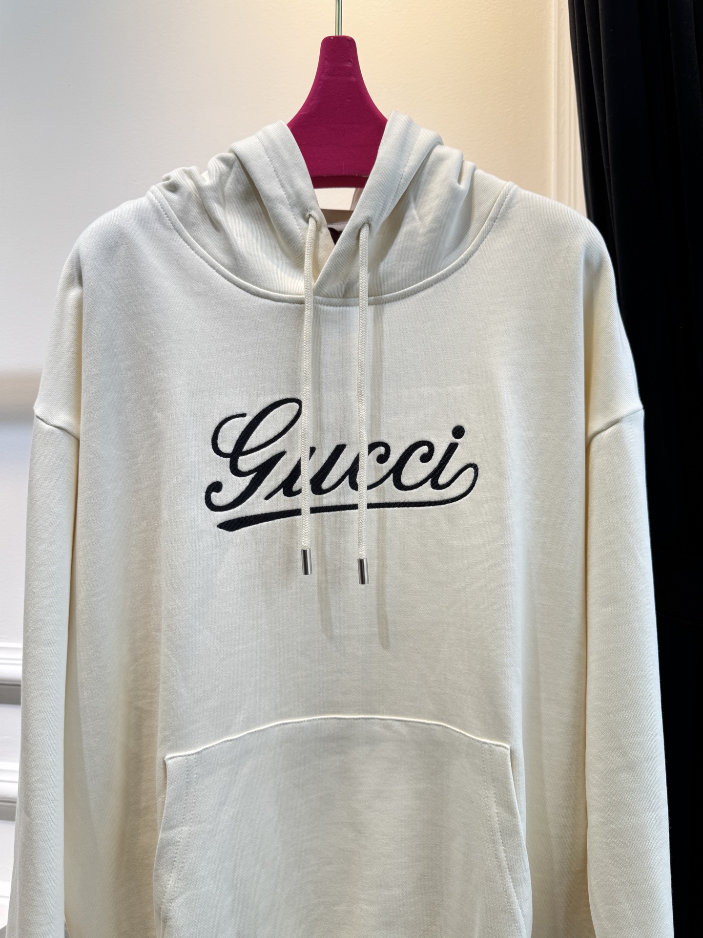 GUCC*连帽卫衣采用优质的棉质面料 。棉质面料具有极佳的亲肤性，柔软舒适，透气性良好，穿着时能让皮肤自