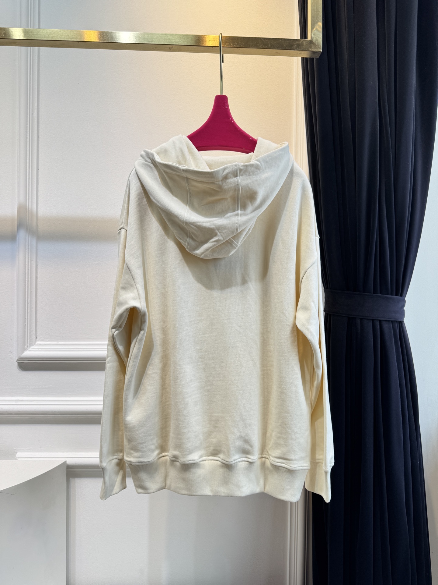 GUCC*连帽卫衣采用优质的棉质面料 。棉质面料具有极佳的亲肤性，柔软舒适，透气性良好，穿着时能让皮肤自