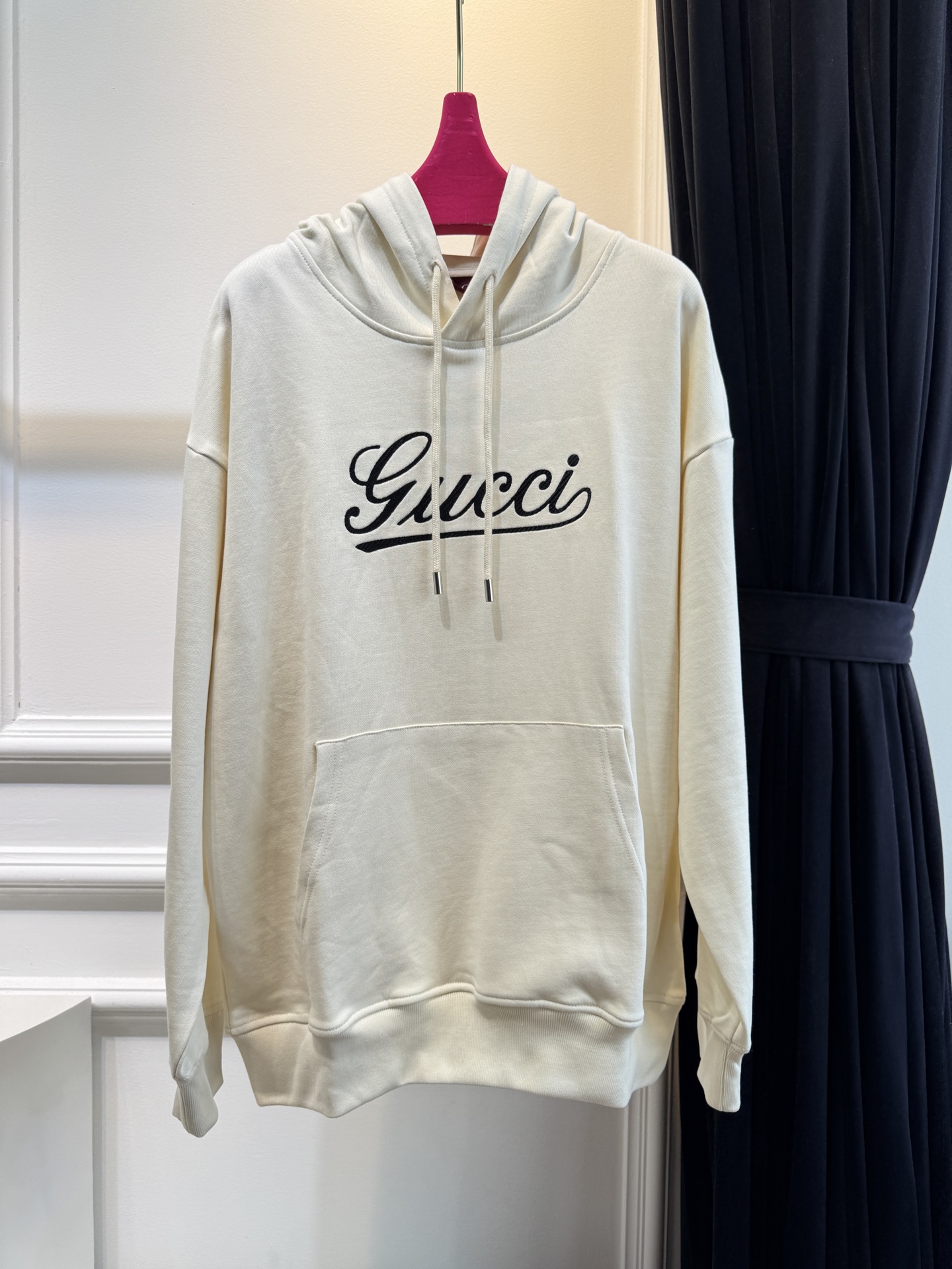 GUCC*连帽卫衣采用优质的棉质面料 。棉质面料具有极佳的亲肤性，柔软舒适，透气性良好，穿着时能让皮肤自