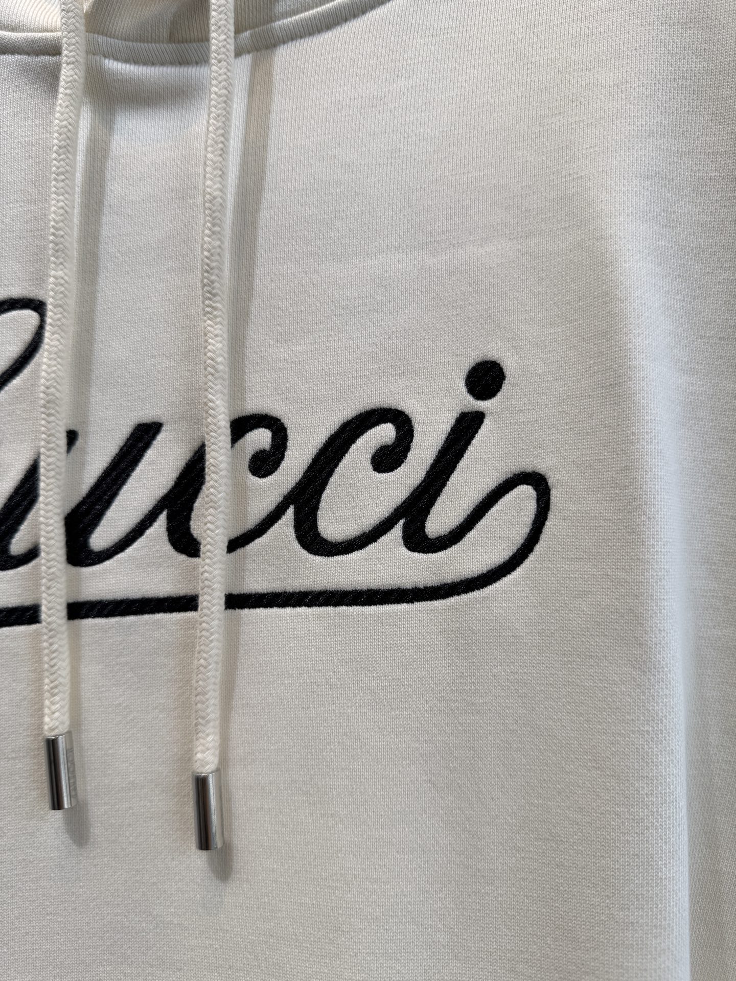 GUCC*连帽卫衣采用优质的棉质面料 。棉质面料具有极佳的亲肤性，柔软舒适，透气性良好，穿着时能让皮肤自