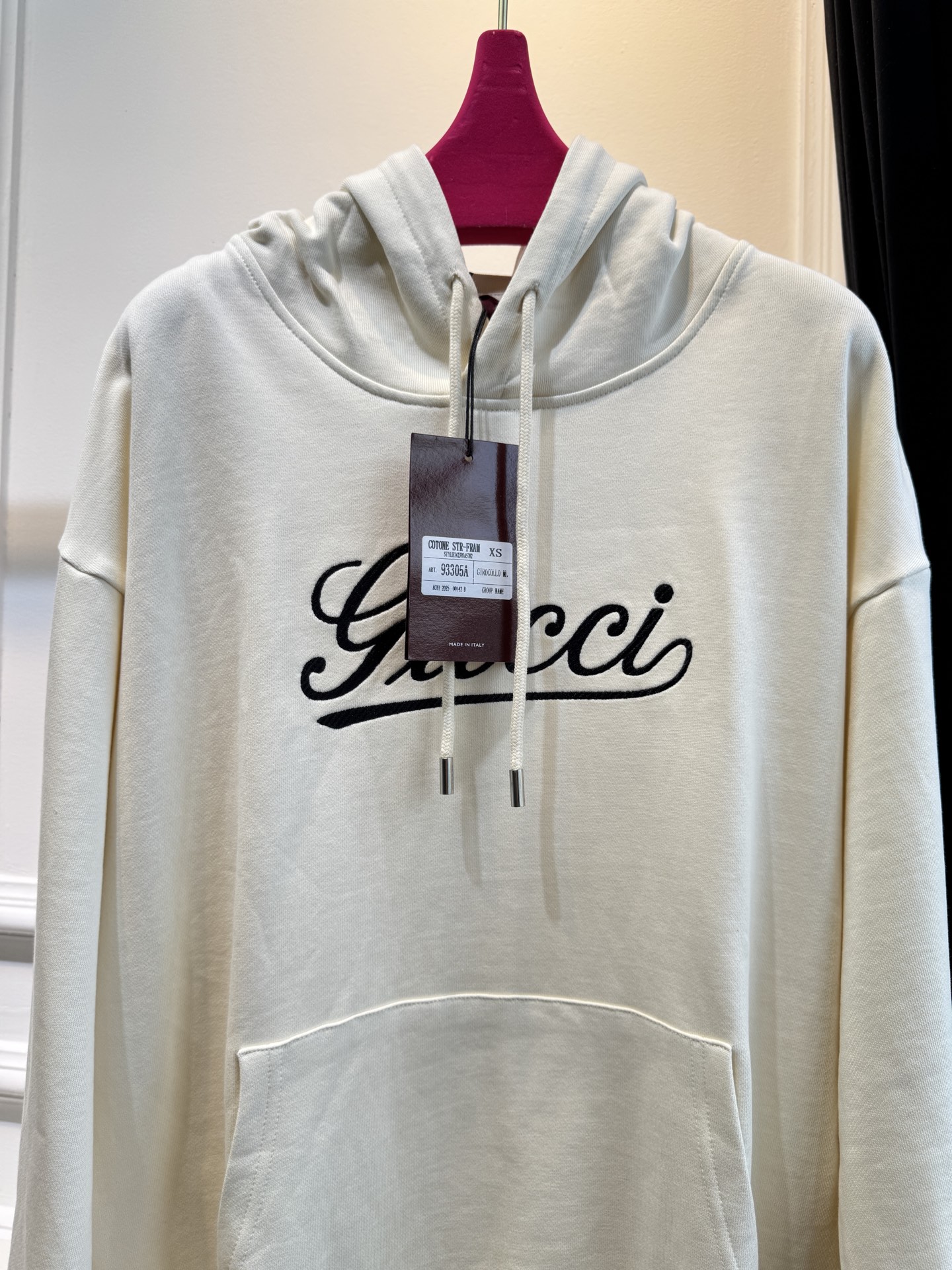 GUCC*连帽卫衣采用优质的棉质面料 。棉质面料具有极佳的亲肤性，柔软舒适，透气性良好，穿着时能让皮肤自