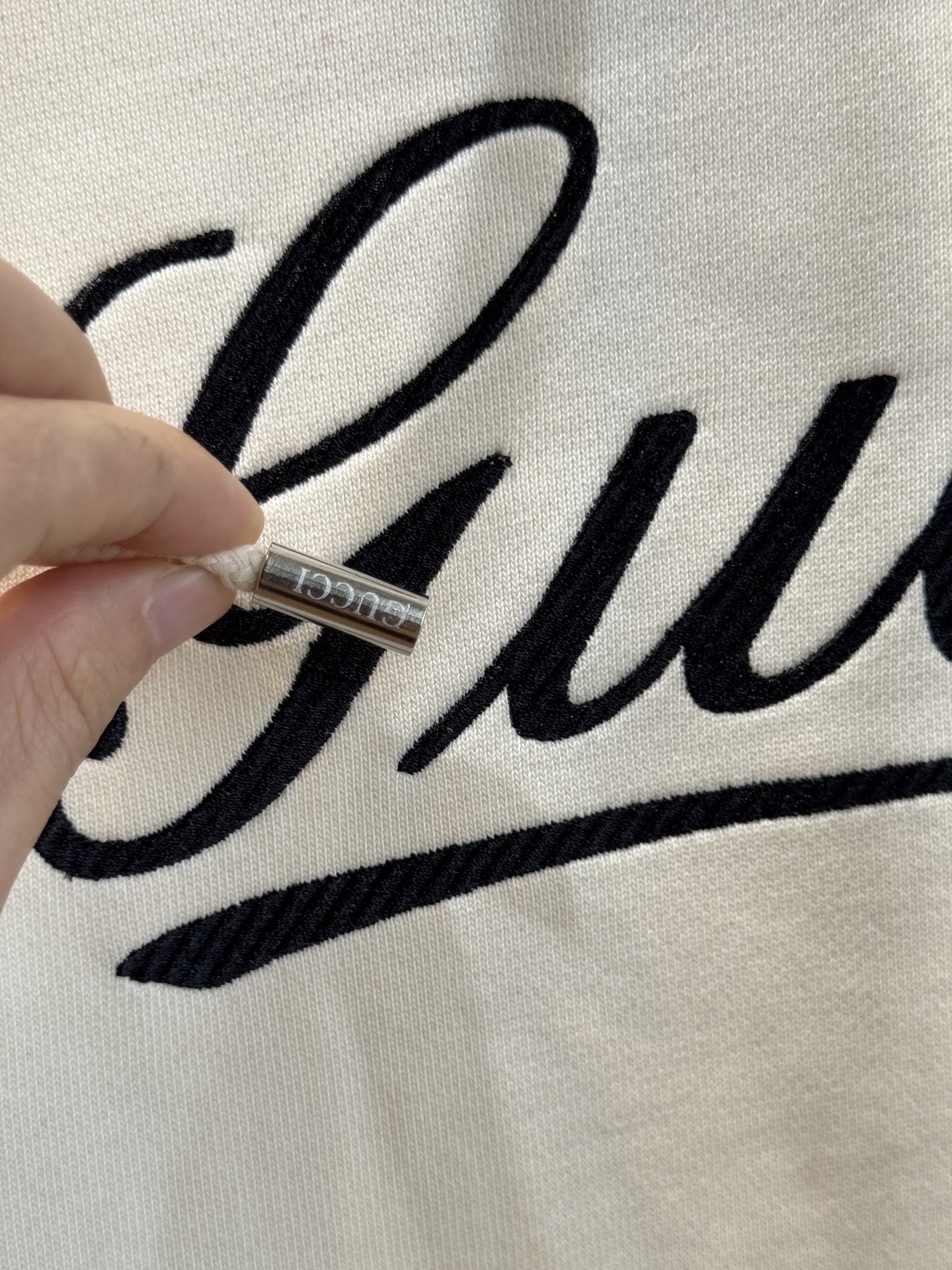 GUCC*连帽卫衣采用优质的棉质面料 。棉质面料具有极佳的亲肤性，柔软舒适，透气性良好，穿着时能让皮肤自