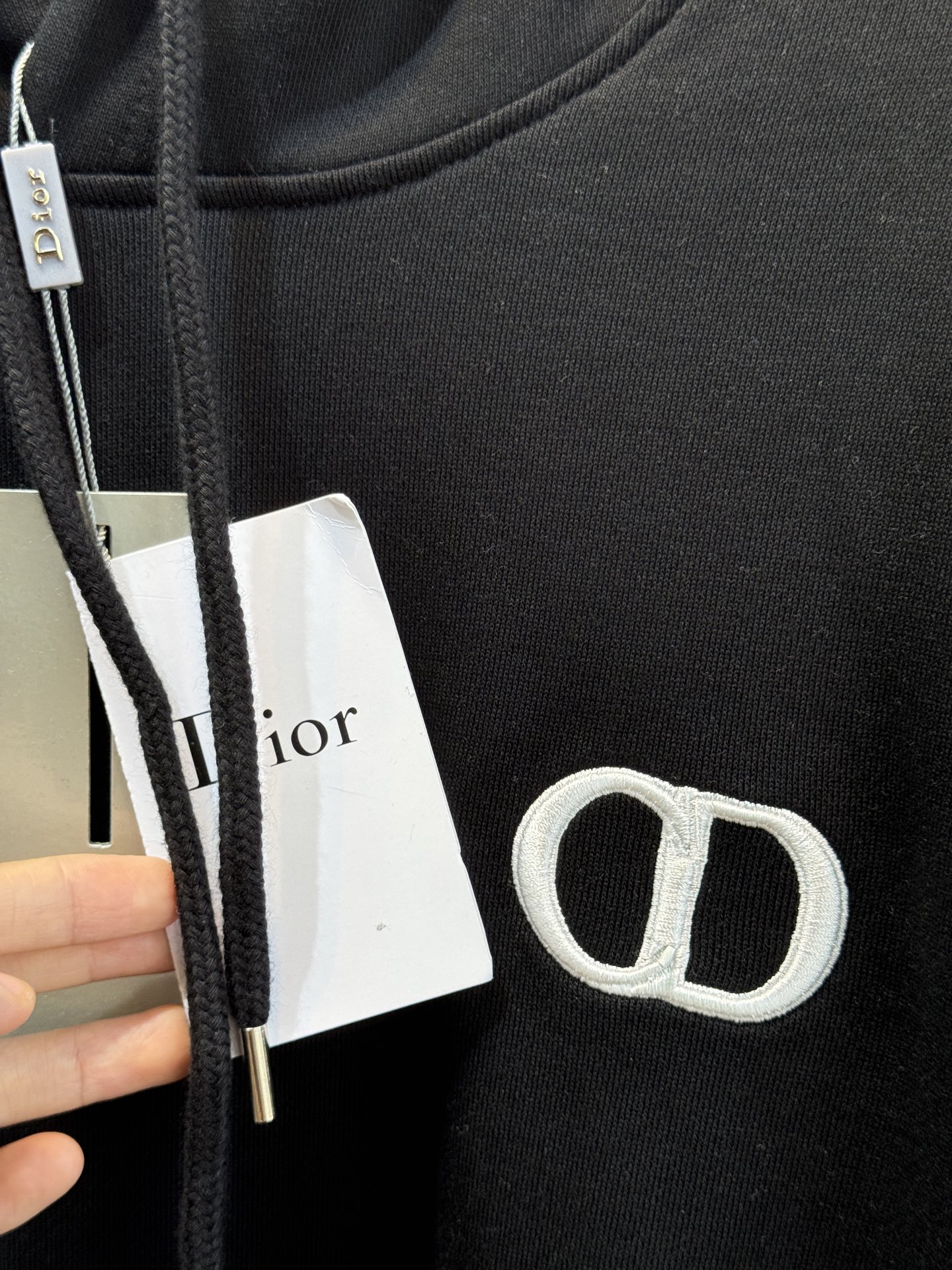 Dio*连帽卫衣这款卫衣采用棉质面料。棉质面料亲肤性极佳，触感柔软，透气性强，能让皮肤自由呼吸，且吸湿性