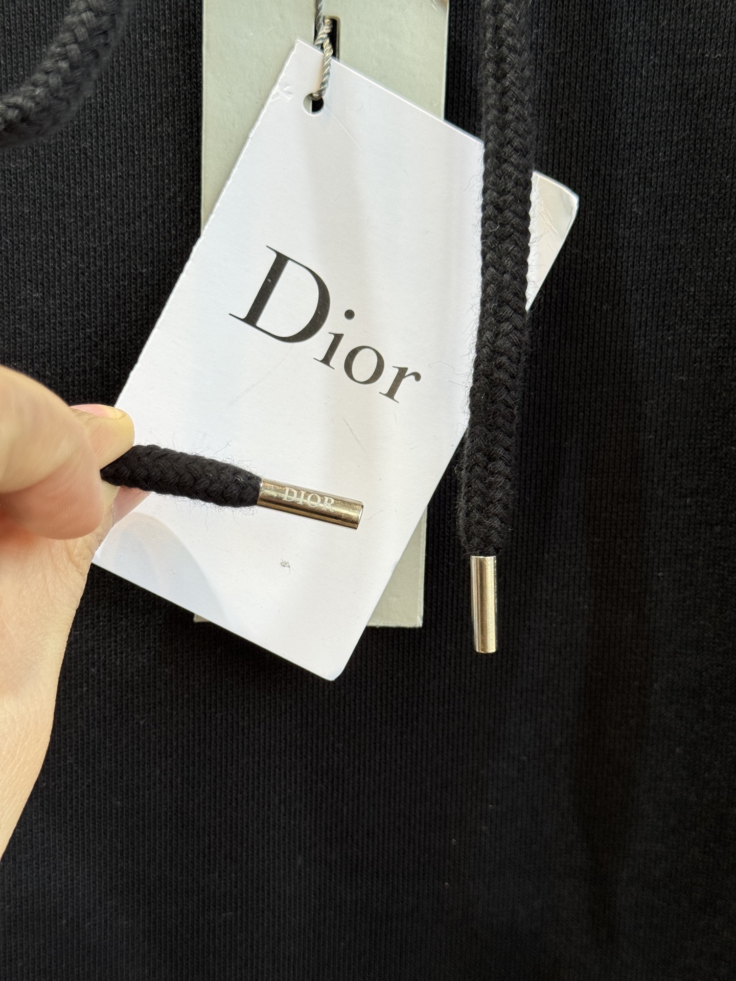 Dio*连帽卫衣这款卫衣采用棉质面料。棉质面料亲肤性极佳，触感柔软，透气性强，能让皮肤自由呼吸，且吸湿性