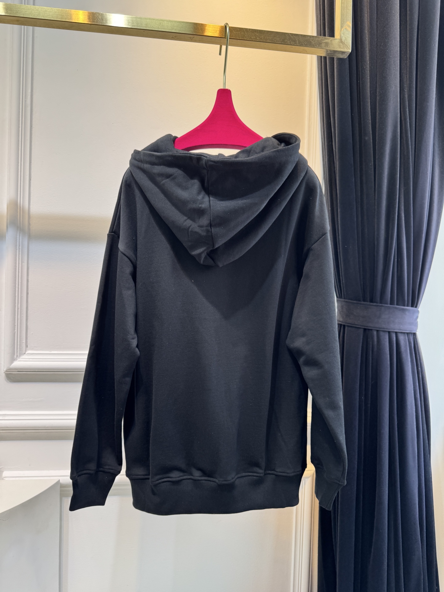 Dio*连帽卫衣这款卫衣采用棉质面料。棉质面料亲肤性极佳，触感柔软，透气性强，能让皮肤自由呼吸，且吸湿性