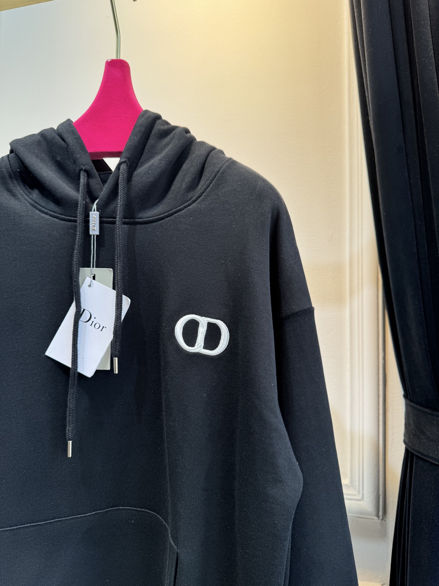 Dio*连帽卫衣这款卫衣采用棉质面料。棉质面料亲肤性极佳，触感柔软，透气性强，能让皮肤自由呼吸，且吸湿性