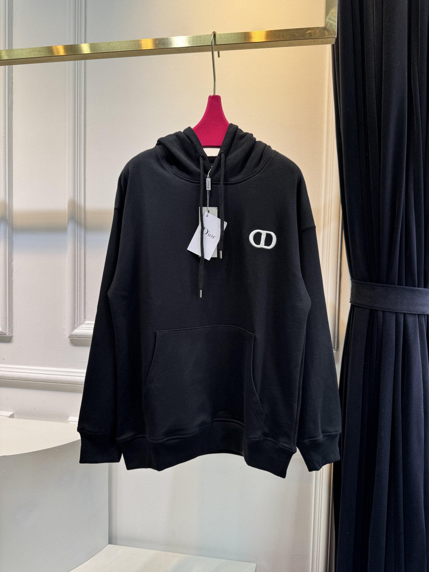 Dio*连帽卫衣这款卫衣采用棉质面料。棉质面料亲肤性极佳，触感柔软，透气性强，能让皮肤自由呼吸，且吸湿性