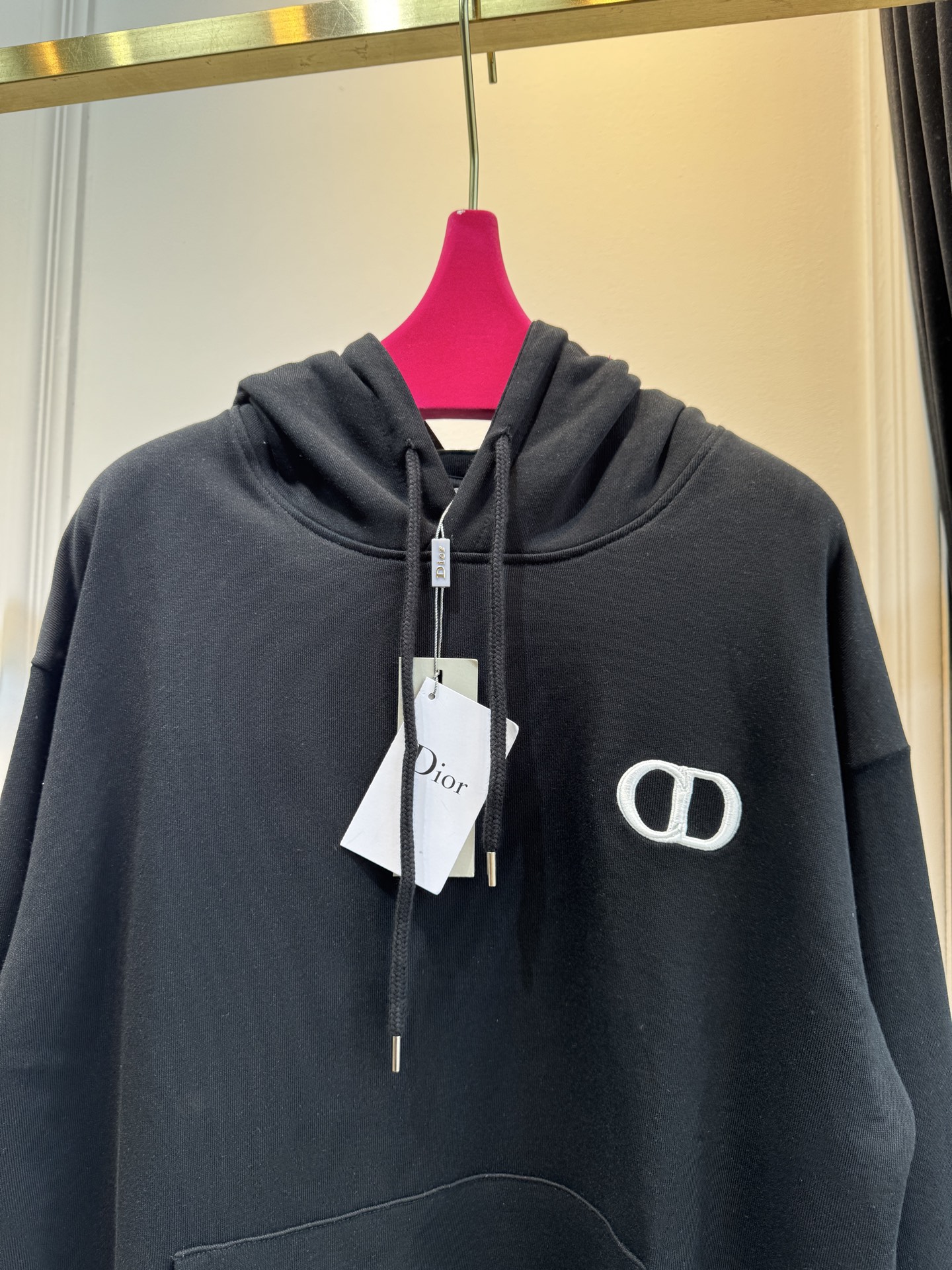 Dio*连帽卫衣这款卫衣采用棉质面料。棉质面料亲肤性极佳，触感柔软，透气性强，能让皮肤自由呼吸，且吸湿性