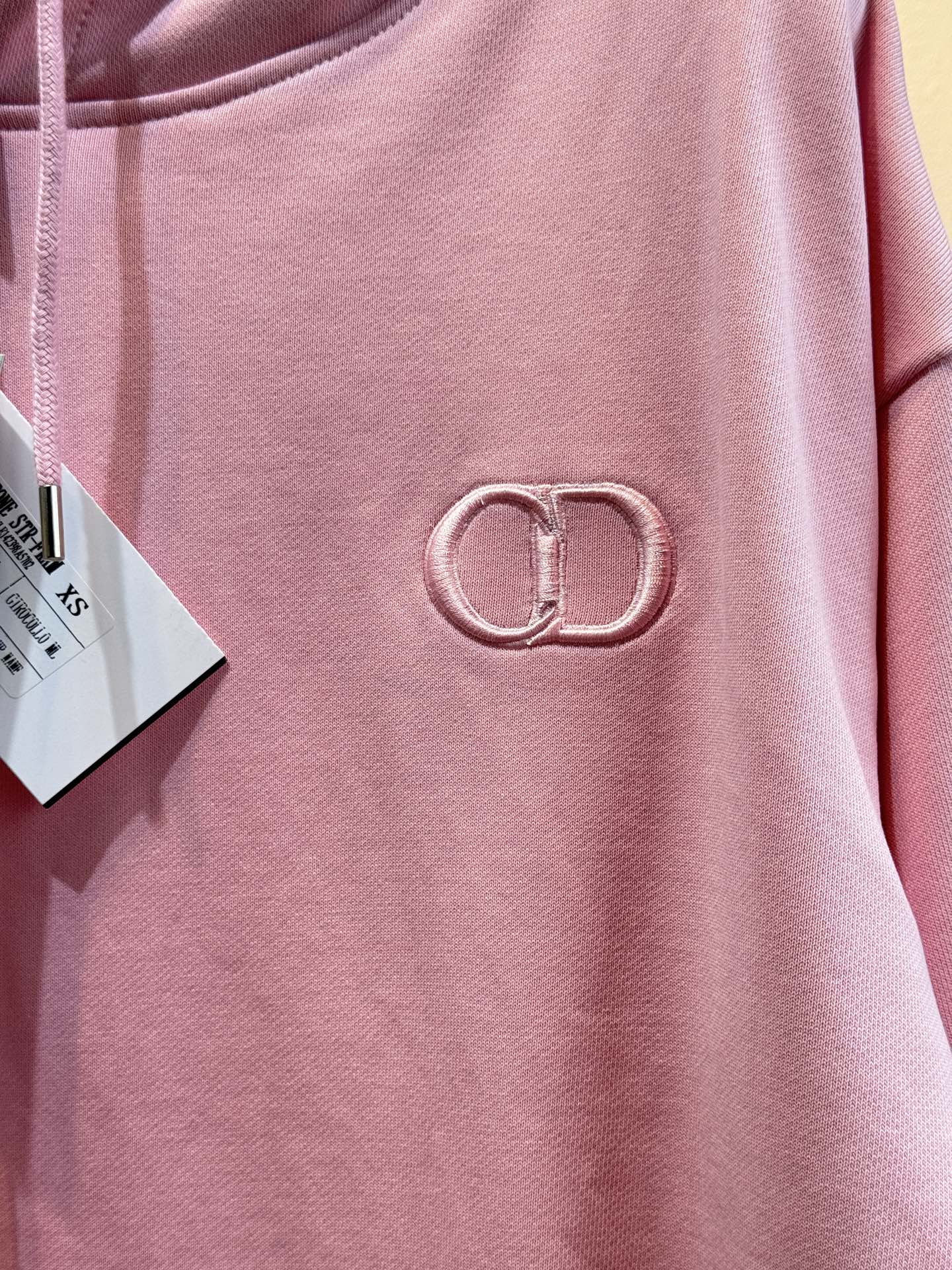 Dio*连帽卫衣这款卫衣采用棉质面料。棉质面料亲肤性极佳，触感柔软，透气性强，能让皮肤自由呼吸，且吸湿性