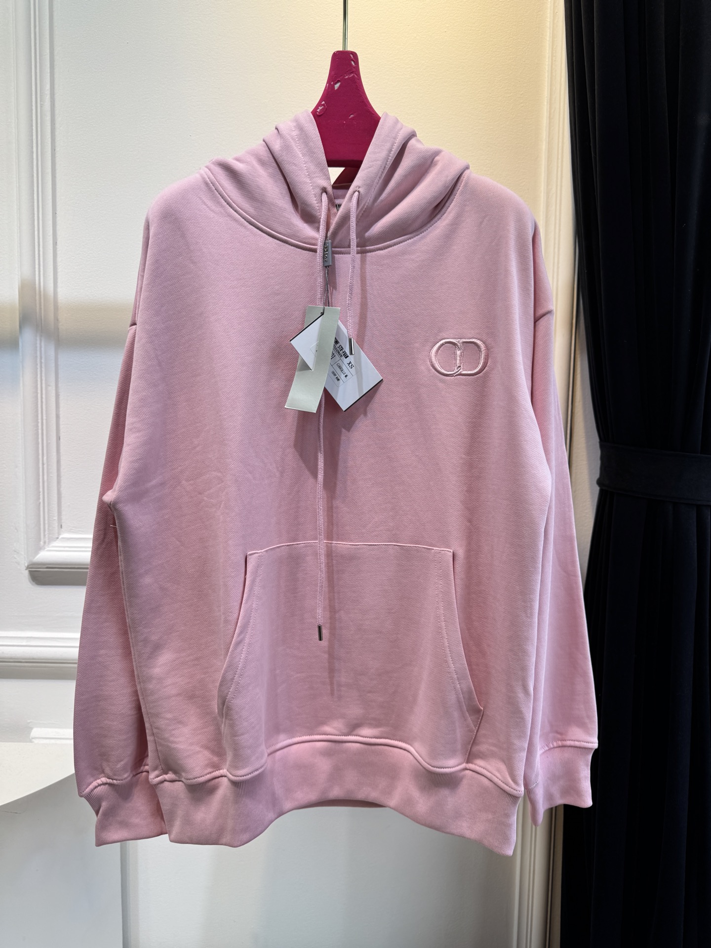 Dio*连帽卫衣这款卫衣采用棉质面料。棉质面料亲肤性极佳，触感柔软，透气性强，能让皮肤自由呼吸，且吸湿性