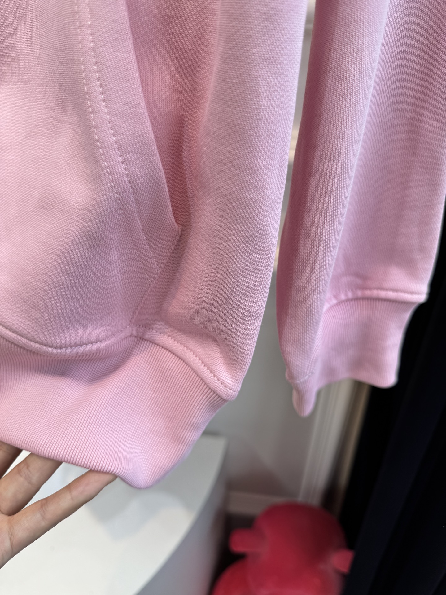 Dio*连帽卫衣这款卫衣采用棉质面料。棉质面料亲肤性极佳，触感柔软，透气性强，能让皮肤自由呼吸，且吸湿性