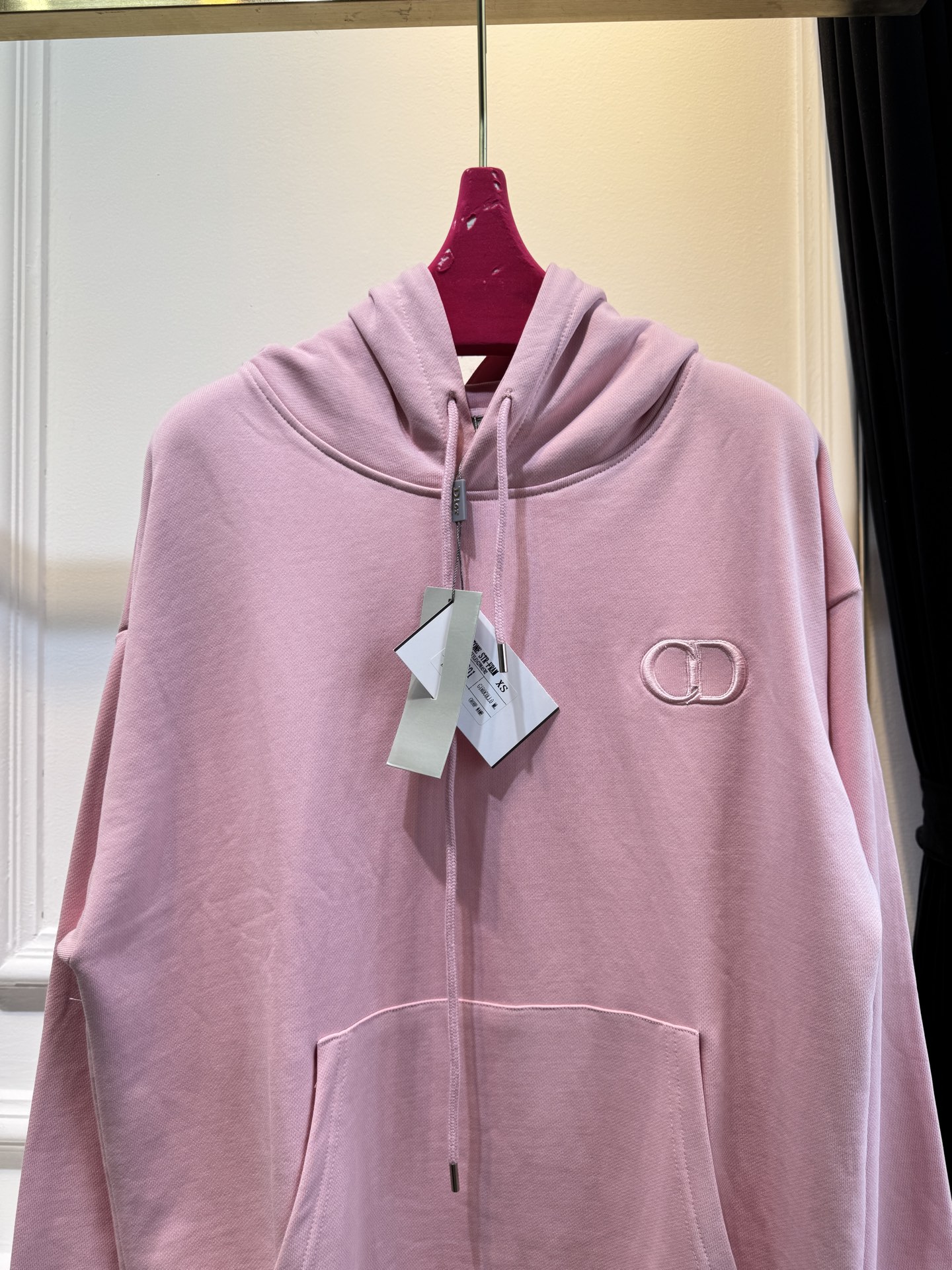 Dio*连帽卫衣这款卫衣采用棉质面料。棉质面料亲肤性极佳，触感柔软，透气性强，能让皮肤自由呼吸，且吸湿性