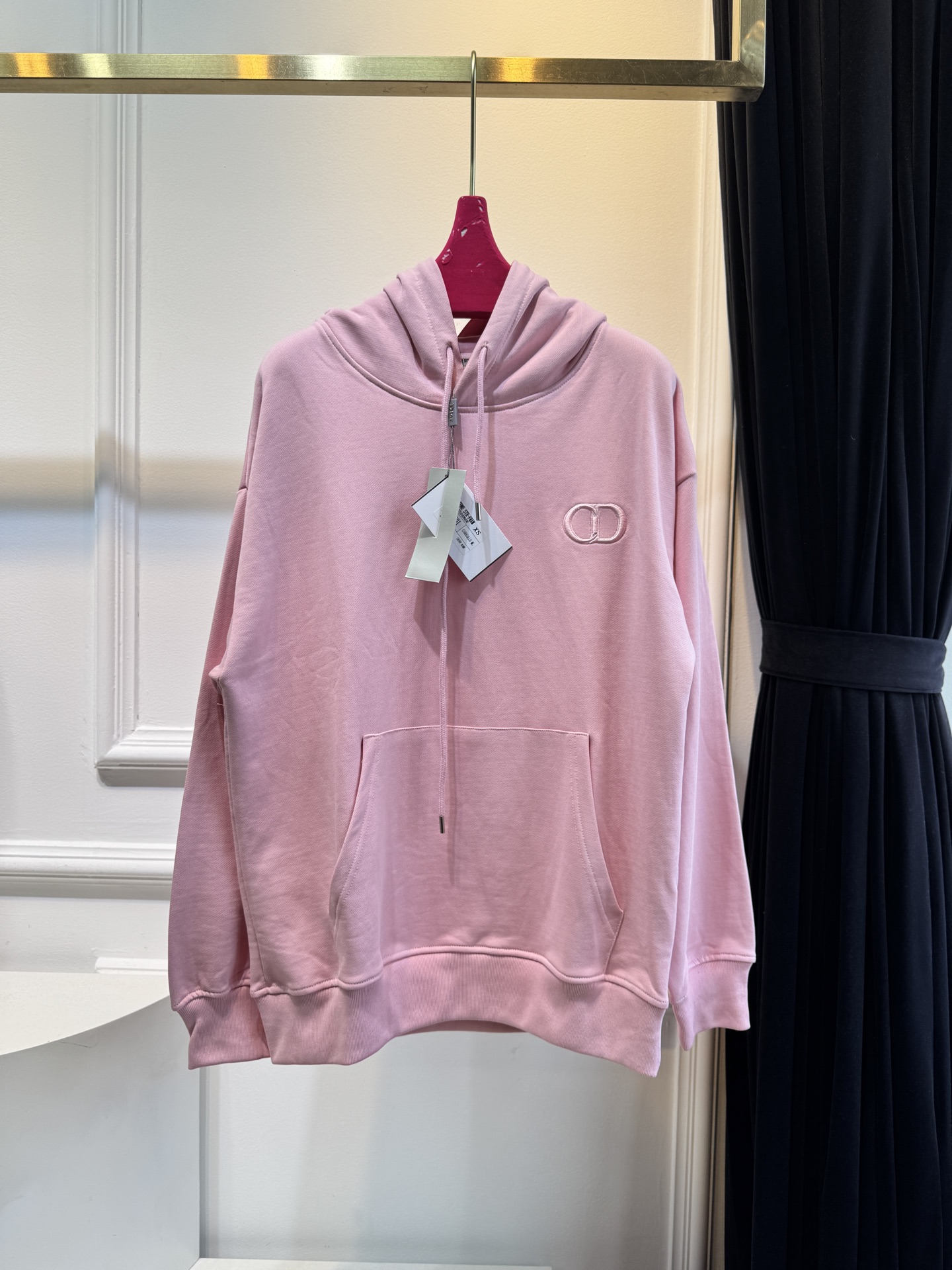 Dio*连帽卫衣这款卫衣采用棉质面料。棉质面料亲肤性极佳，触感柔软，透气性强，能让皮肤自由呼吸，且吸湿性