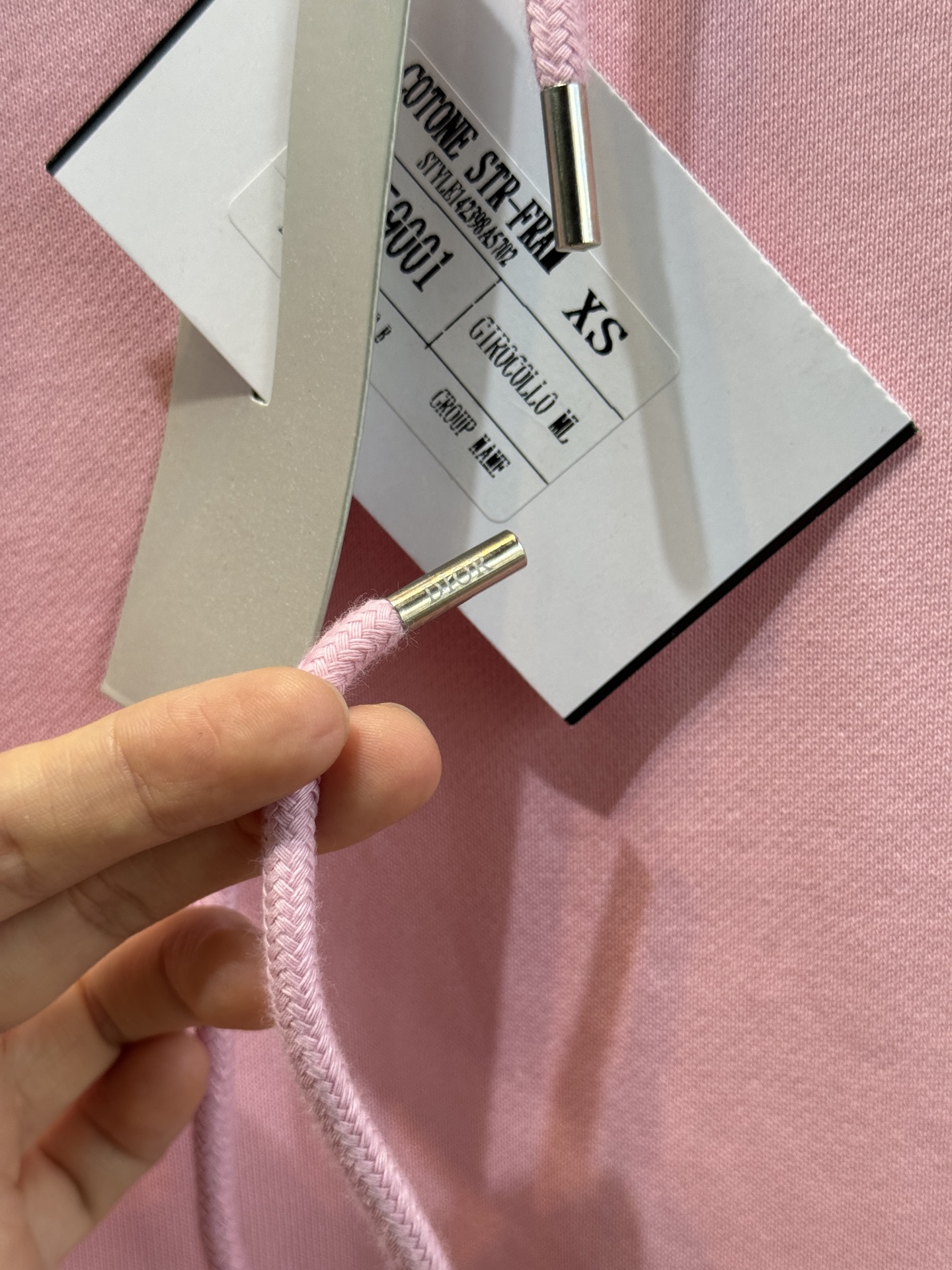 Dio*连帽卫衣这款卫衣采用棉质面料。棉质面料亲肤性极佳，触感柔软，透气性强，能让皮肤自由呼吸，且吸湿性