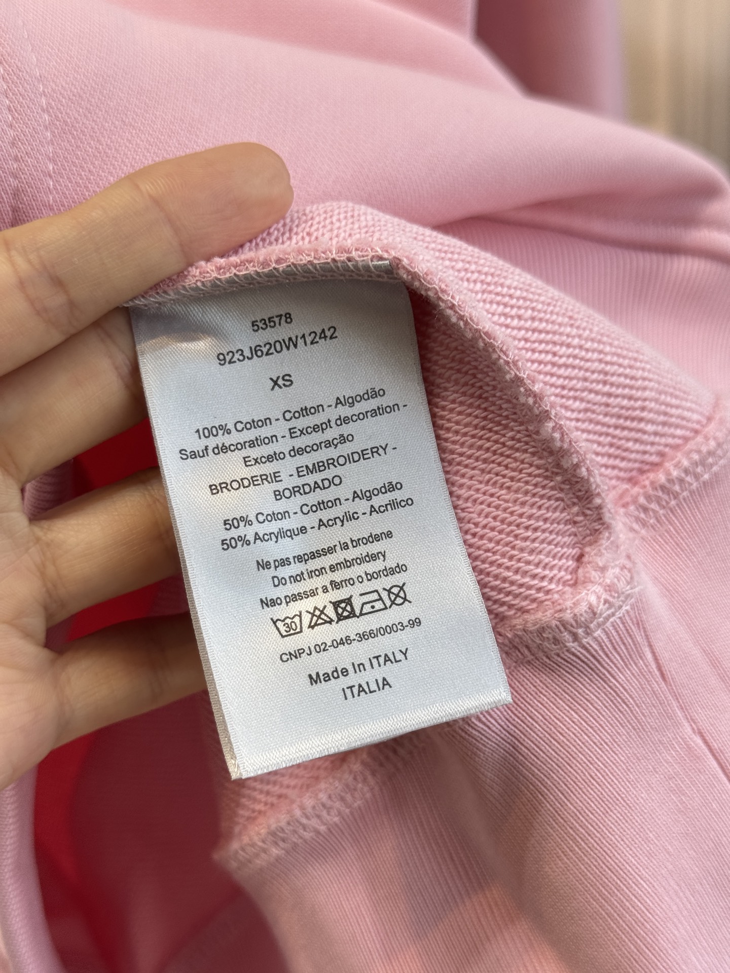 Dio*连帽卫衣这款卫衣采用棉质面料。棉质面料亲肤性极佳，触感柔软，透气性强，能让皮肤自由呼吸，且吸湿性