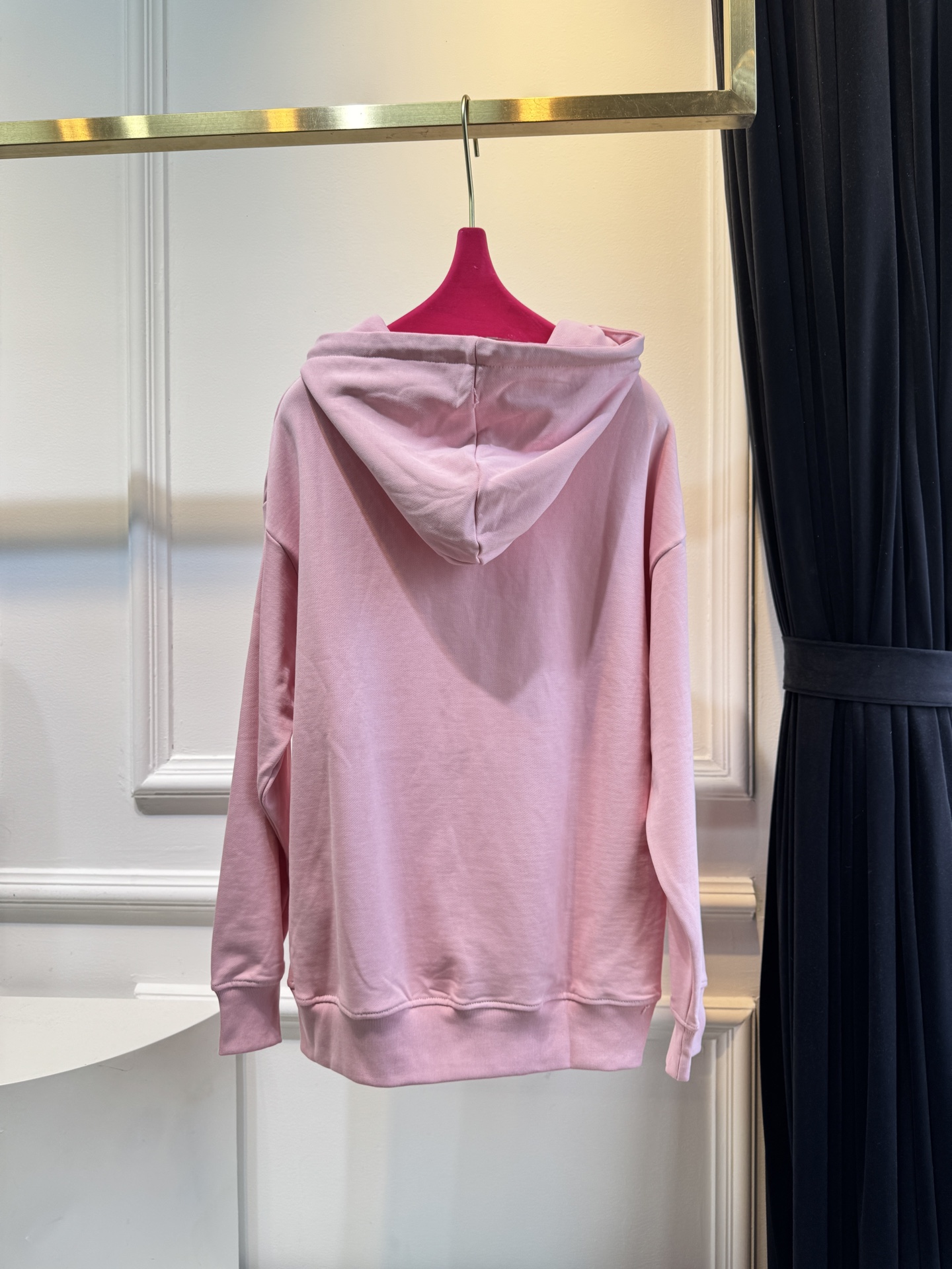 Dio*连帽卫衣这款卫衣采用棉质面料。棉质面料亲肤性极佳，触感柔软，透气性强，能让皮肤自由呼吸，且吸湿性