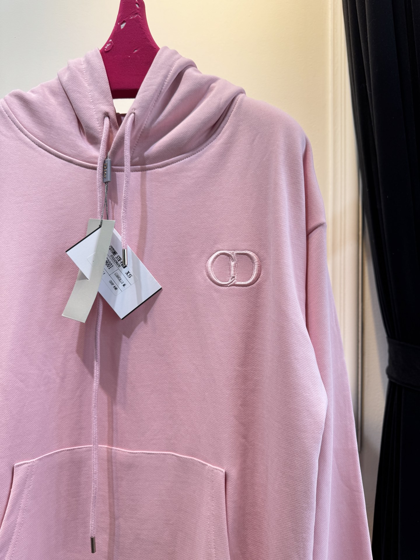 Dio*连帽卫衣这款卫衣采用棉质面料。棉质面料亲肤性极佳，触感柔软，透气性强，能让皮肤自由呼吸，且吸湿性