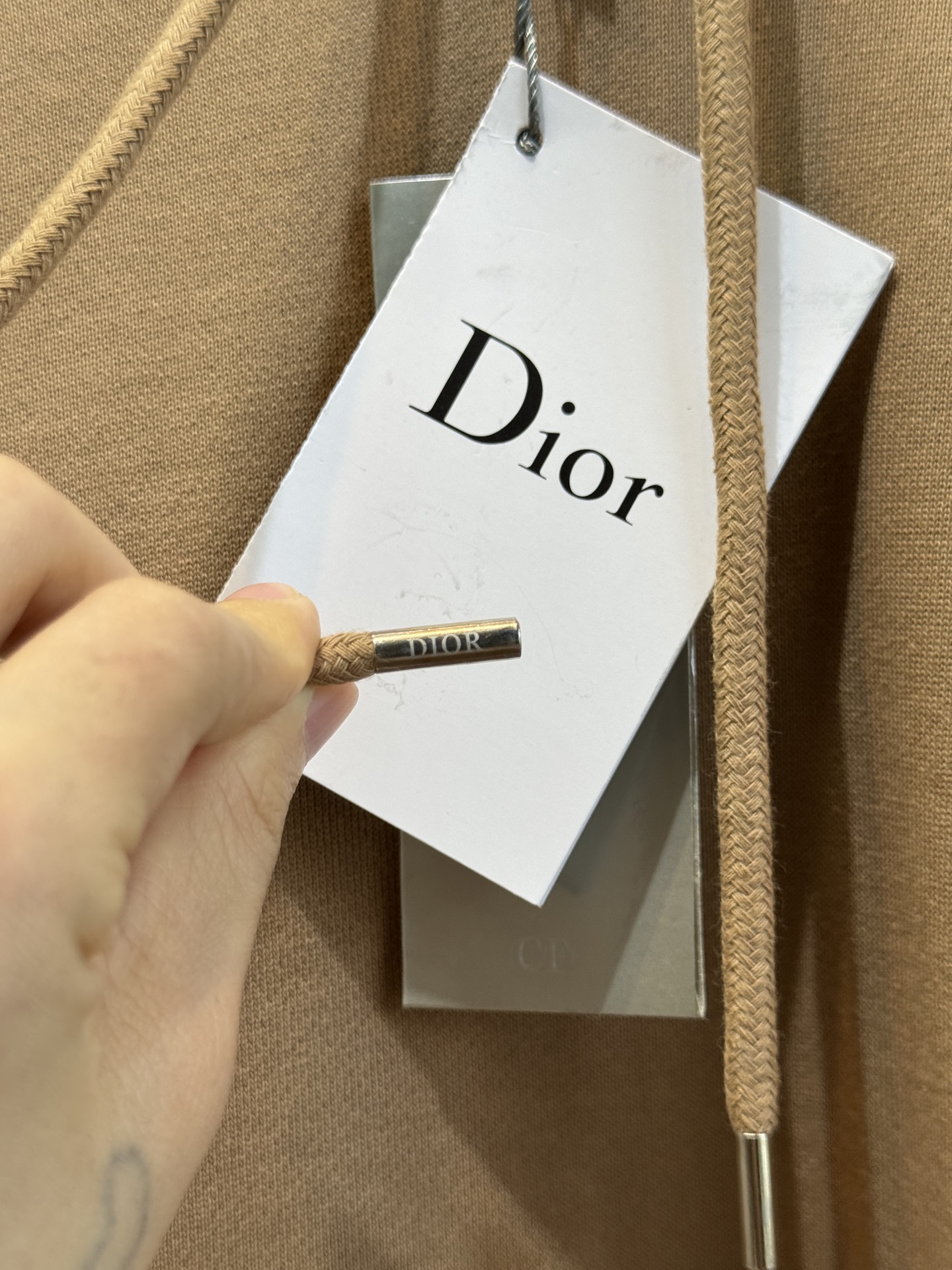 Dio*连帽卫衣这款卫衣采用棉质面料。棉质面料亲肤性极佳，触感柔软，透气性强，能让皮肤自由呼吸，且吸湿性