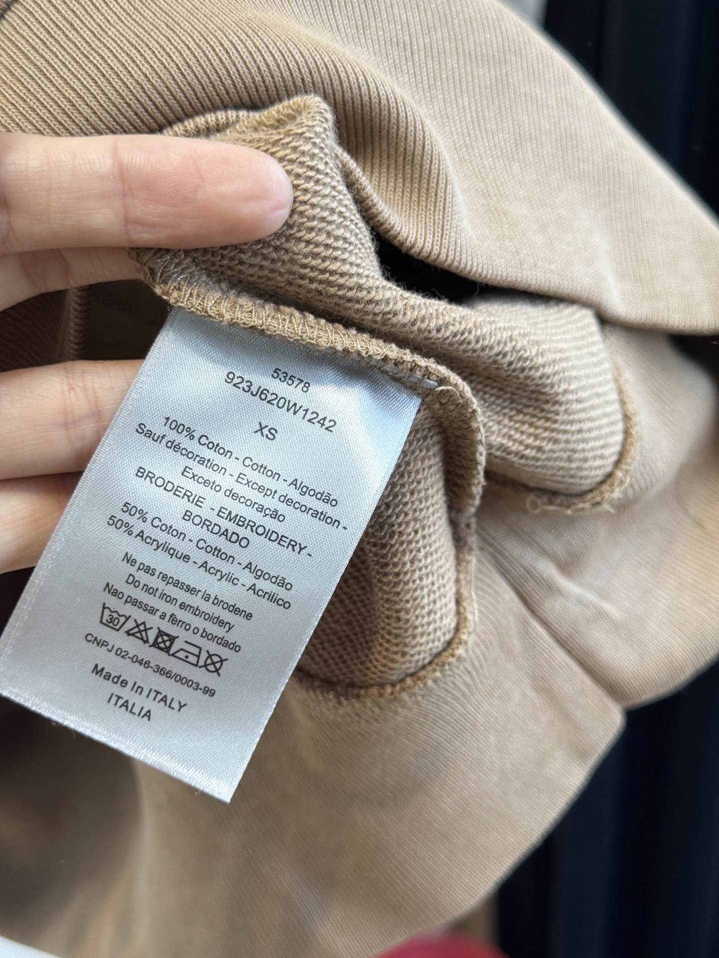 Dio*连帽卫衣这款卫衣采用棉质面料。棉质面料亲肤性极佳，触感柔软，透气性强，能让皮肤自由呼吸，且吸湿性