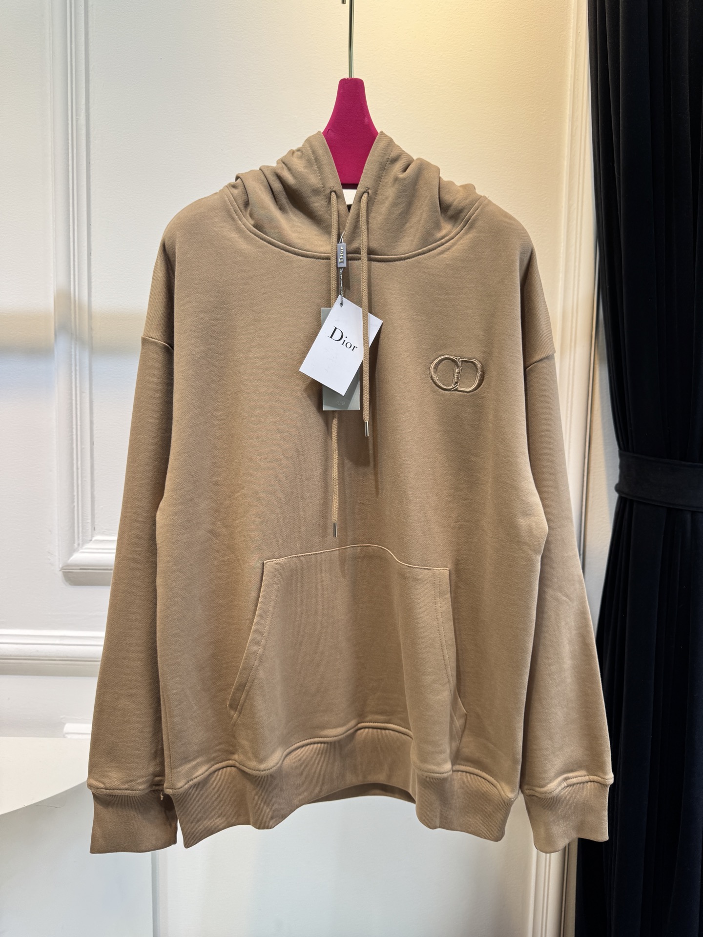 Dio*连帽卫衣这款卫衣采用棉质面料。棉质面料亲肤性极佳，触感柔软，透气性强，能让皮肤自由呼吸，且吸湿性