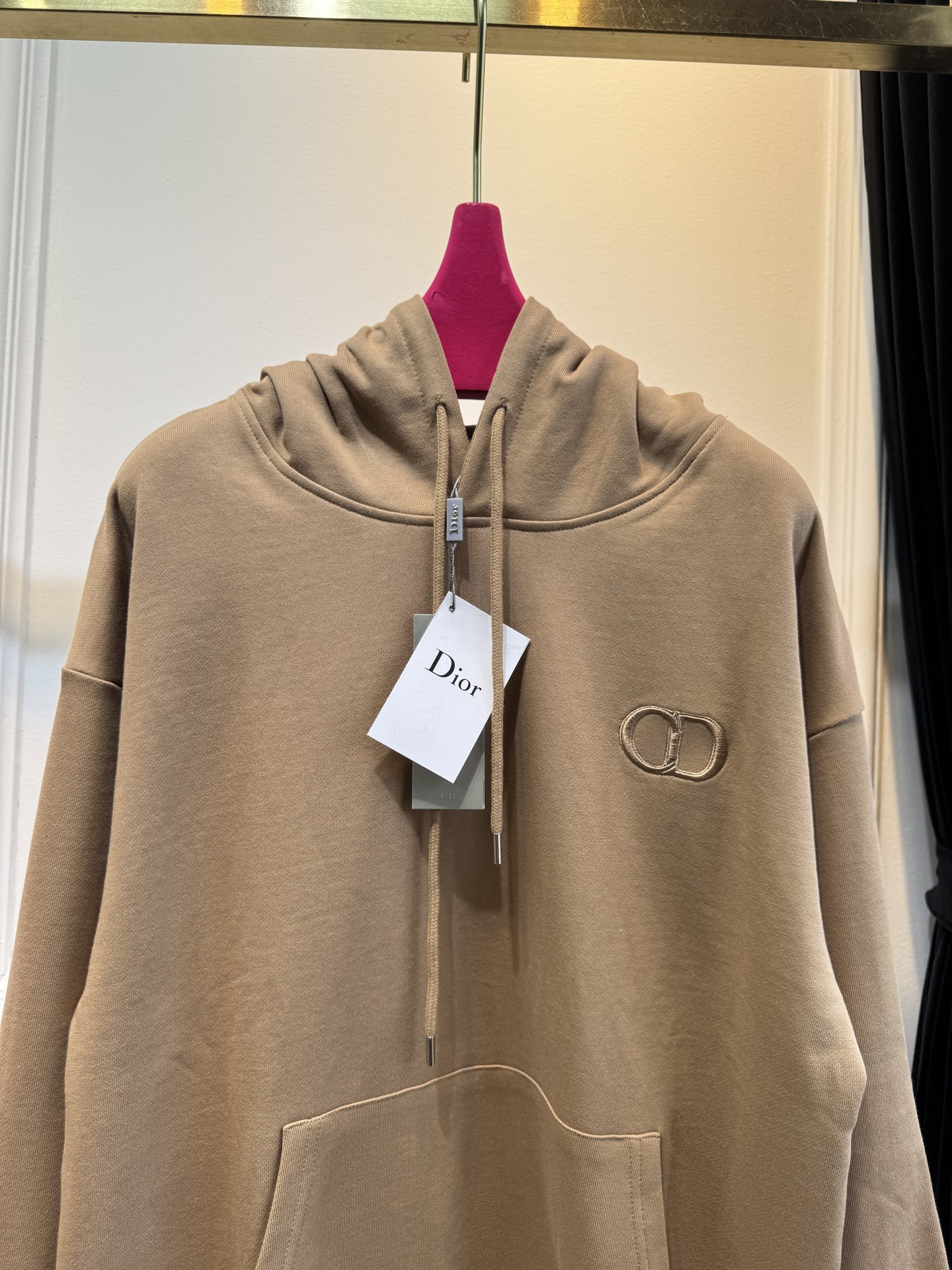 Dio*连帽卫衣这款卫衣采用棉质面料。棉质面料亲肤性极佳，触感柔软，透气性强，能让皮肤自由呼吸，且吸湿性