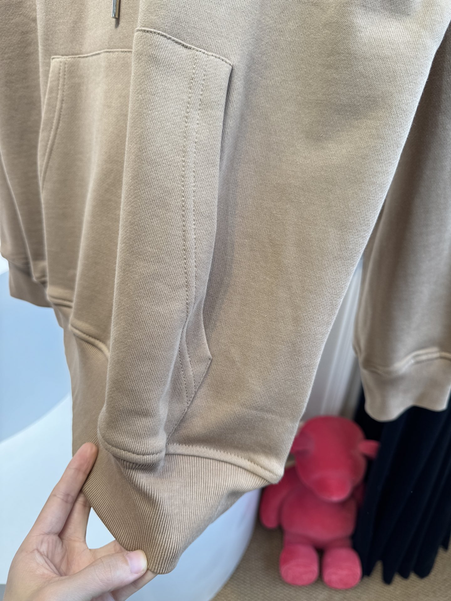 Dio*连帽卫衣这款卫衣采用棉质面料。棉质面料亲肤性极佳，触感柔软，透气性强，能让皮肤自由呼吸，且吸湿性