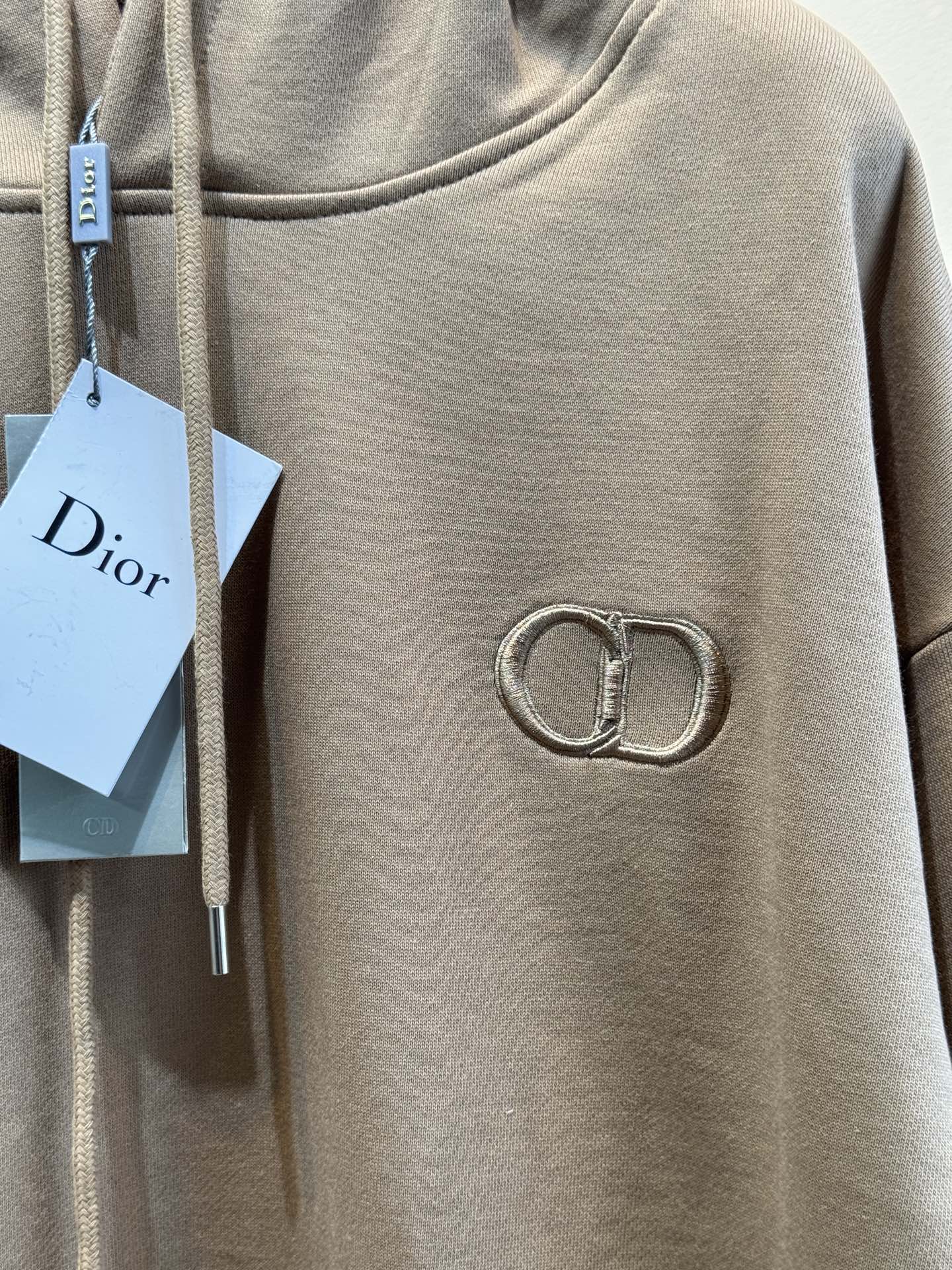 Dio*连帽卫衣这款卫衣采用棉质面料。棉质面料亲肤性极佳，触感柔软，透气性强，能让皮肤自由呼吸，且吸湿性