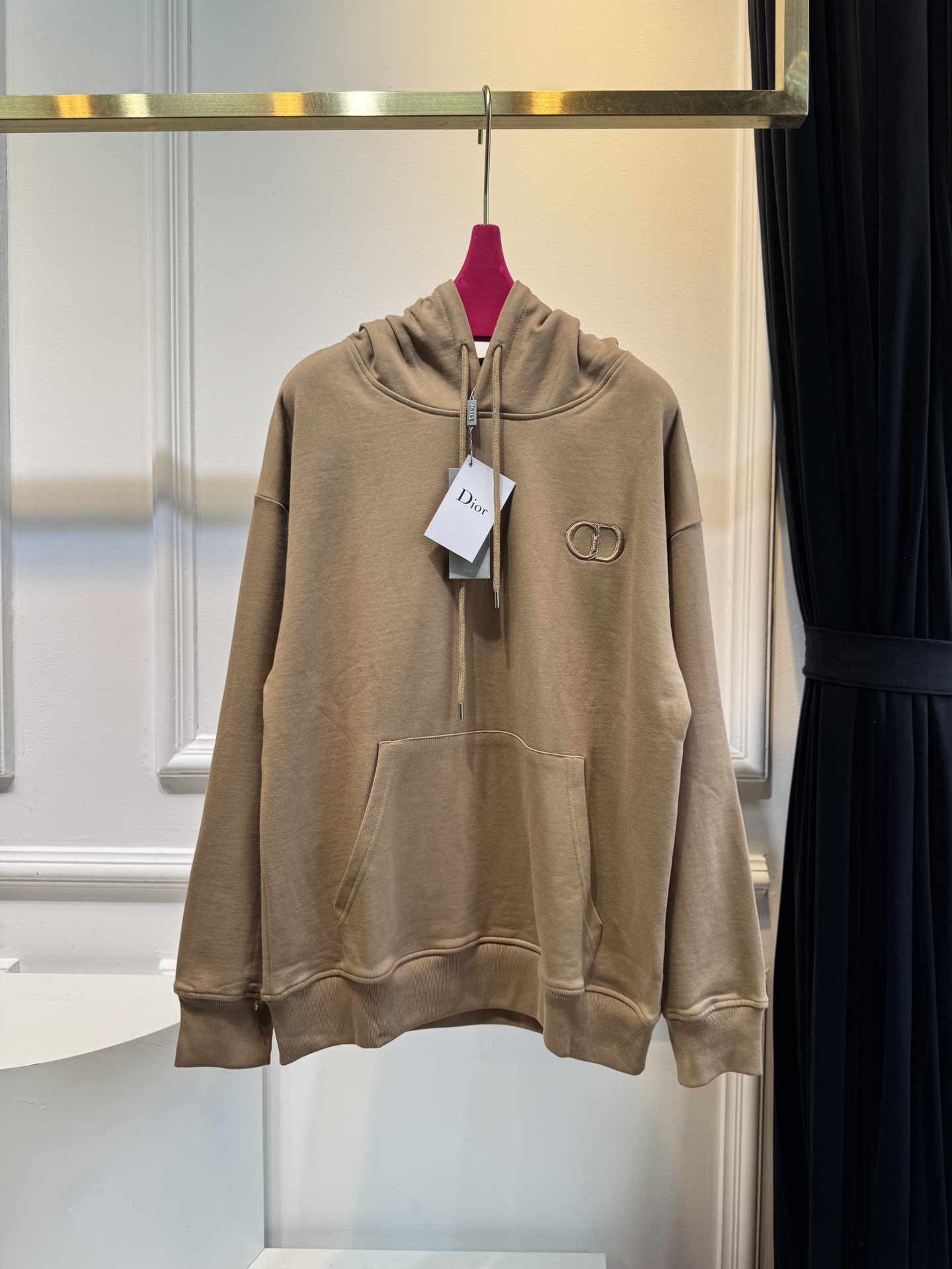 Dio*连帽卫衣这款卫衣采用棉质面料。棉质面料亲肤性极佳，触感柔软，透气性强，能让皮肤自由呼吸，且吸湿性