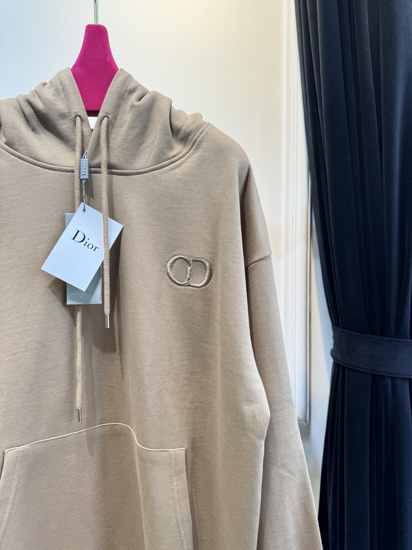 Dio*连帽卫衣这款卫衣采用棉质面料。棉质面料亲肤性极佳，触感柔软，透气性强，能让皮肤自由呼吸，且吸湿性