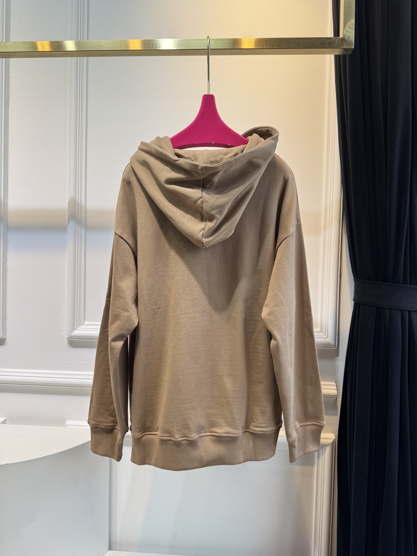 Dio*连帽卫衣这款卫衣采用棉质面料。棉质面料亲肤性极佳，触感柔软，透气性强，能让皮肤自由呼吸，且吸湿性