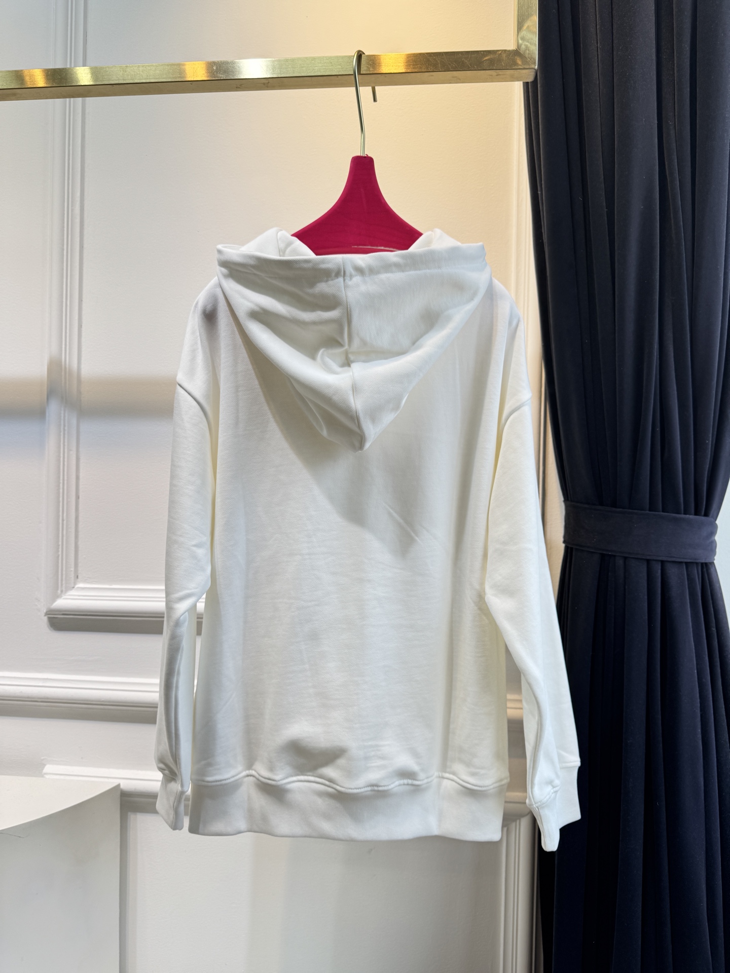 Dio*连帽卫衣这款卫衣采用棉质面料。棉质面料亲肤性极佳，触感柔软，透气性强，能让皮肤自由呼吸，且吸湿性