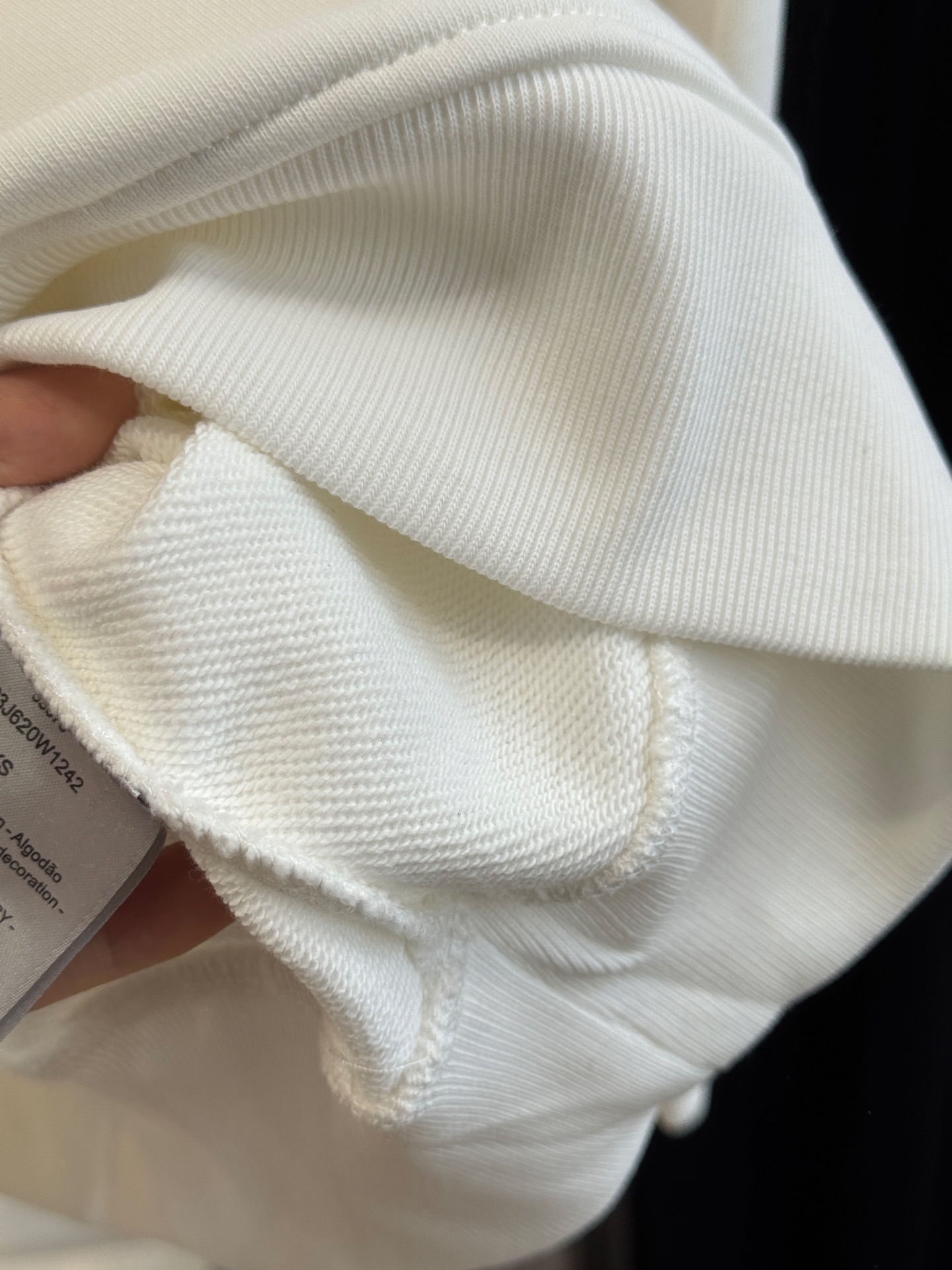 Dio*连帽卫衣这款卫衣采用棉质面料。棉质面料亲肤性极佳，触感柔软，透气性强，能让皮肤自由呼吸，且吸湿性