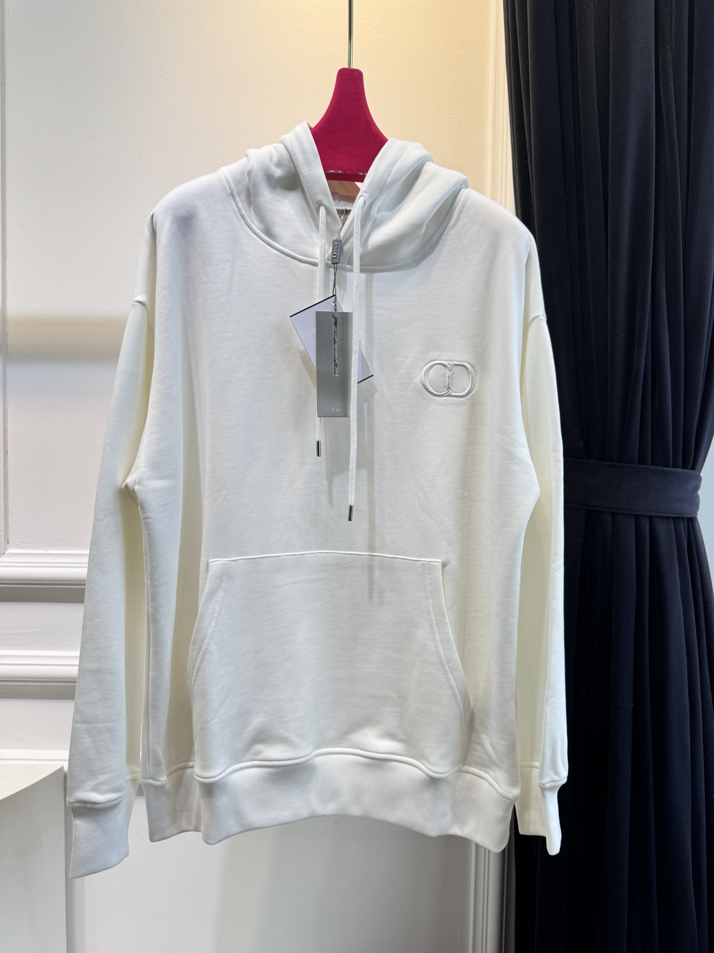 Dio*连帽卫衣这款卫衣采用棉质面料。棉质面料亲肤性极佳，触感柔软，透气性强，能让皮肤自由呼吸，且吸湿性