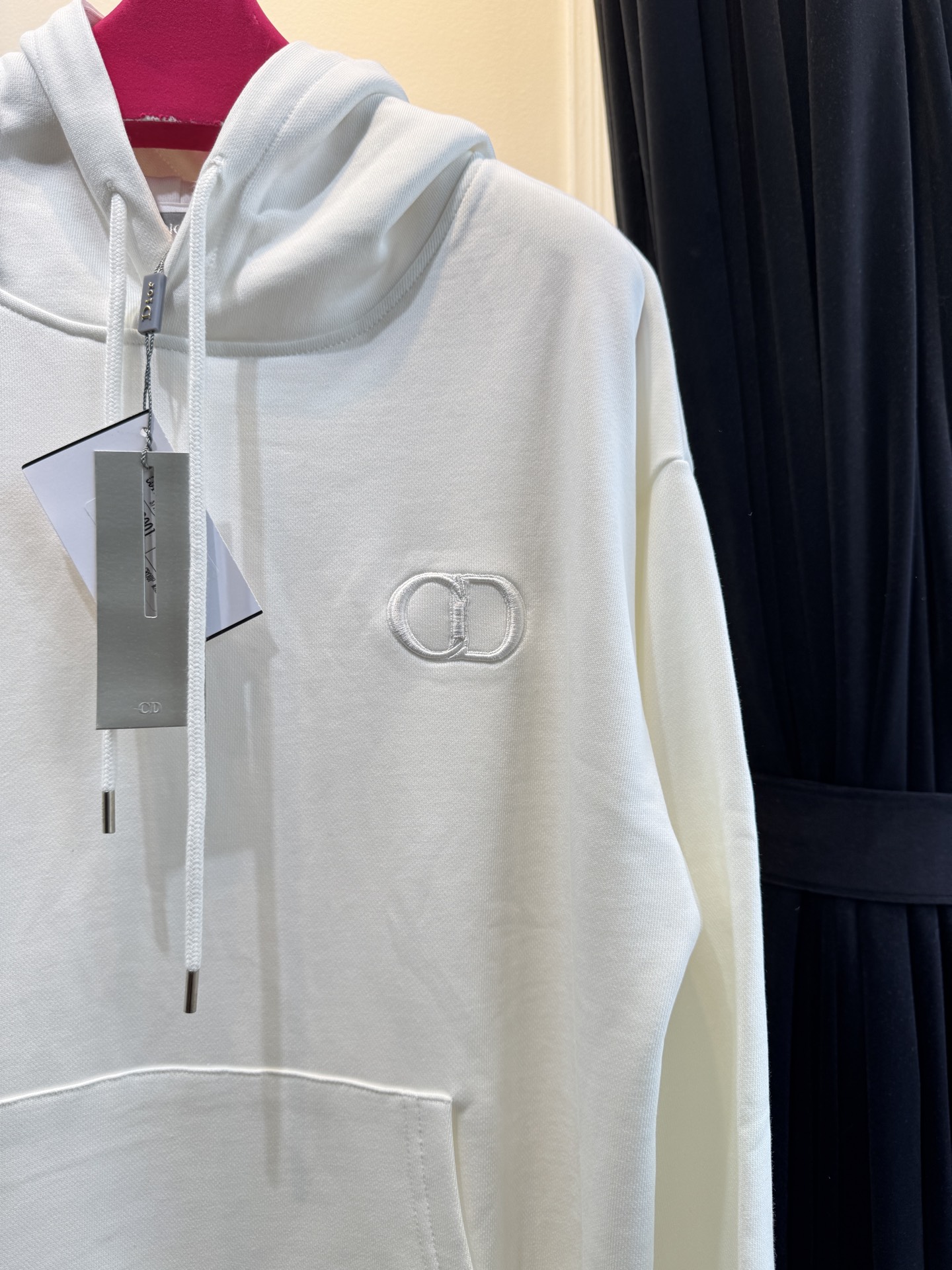 Dio*连帽卫衣这款卫衣采用棉质面料。棉质面料亲肤性极佳，触感柔软，透气性强，能让皮肤自由呼吸，且吸湿性