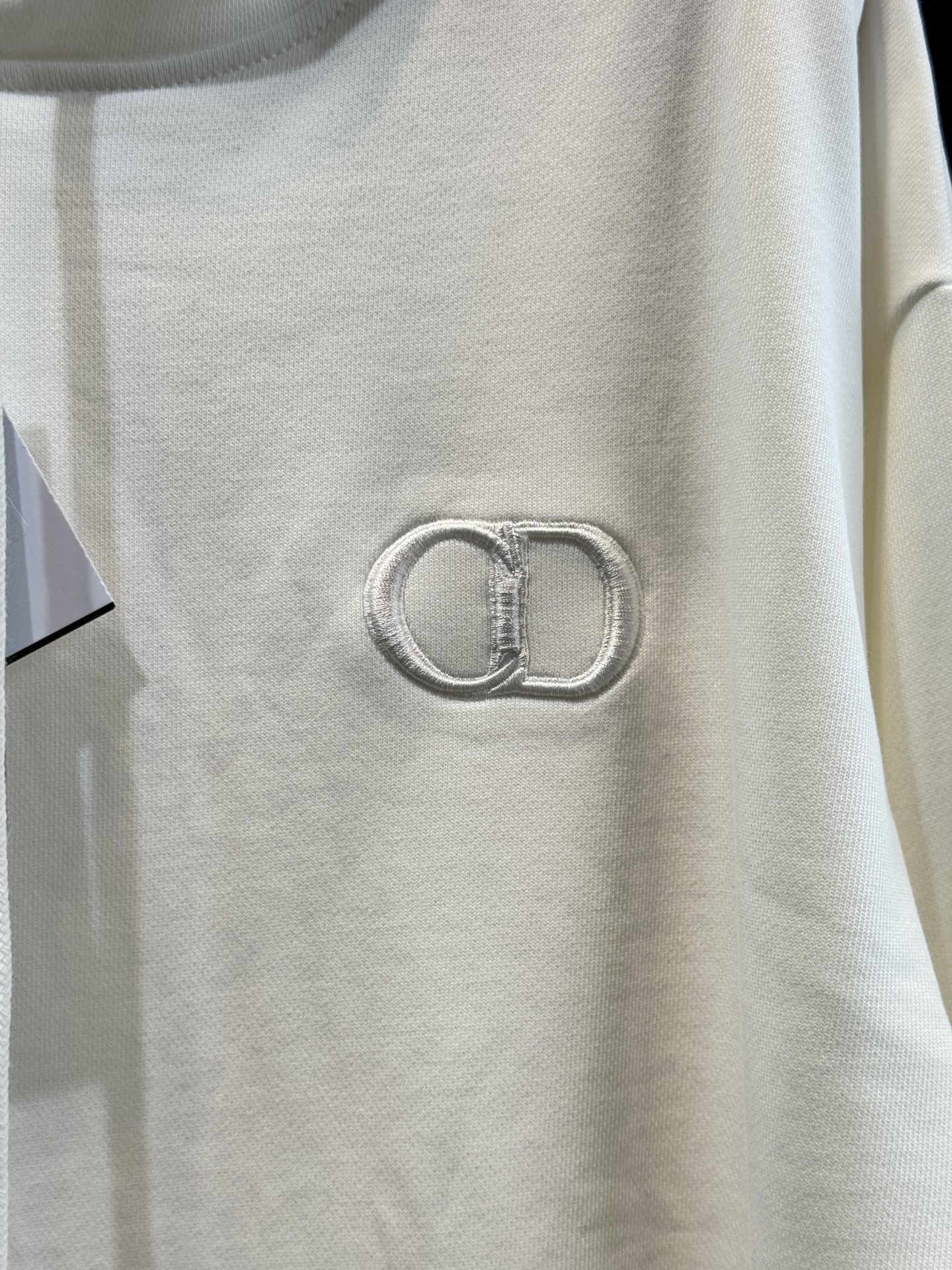 Dio*连帽卫衣这款卫衣采用棉质面料。棉质面料亲肤性极佳，触感柔软，透气性强，能让皮肤自由呼吸，且吸湿性