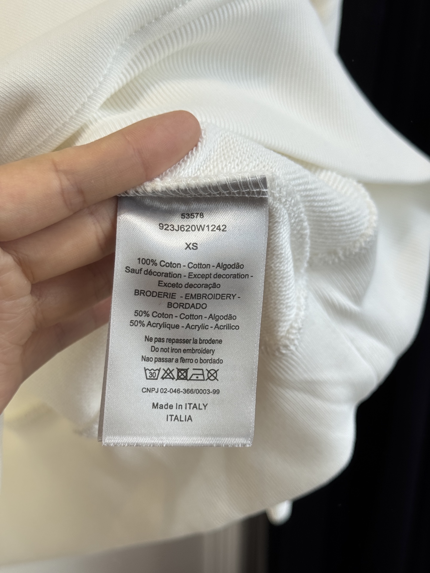 Dio*连帽卫衣这款卫衣采用棉质面料。棉质面料亲肤性极佳，触感柔软，透气性强，能让皮肤自由呼吸，且吸湿性