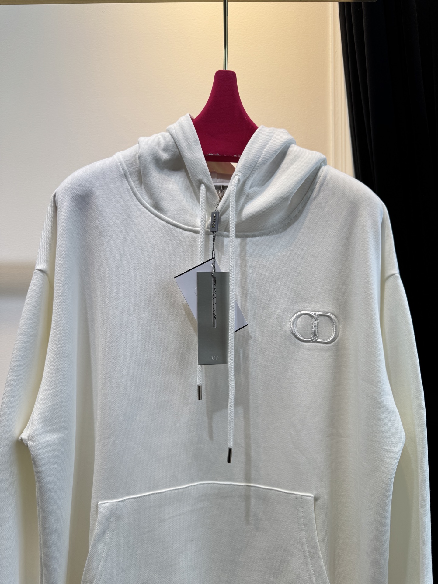 Dio*连帽卫衣这款卫衣采用棉质面料。棉质面料亲肤性极佳，触感柔软，透气性强，能让皮肤自由呼吸，且吸湿性